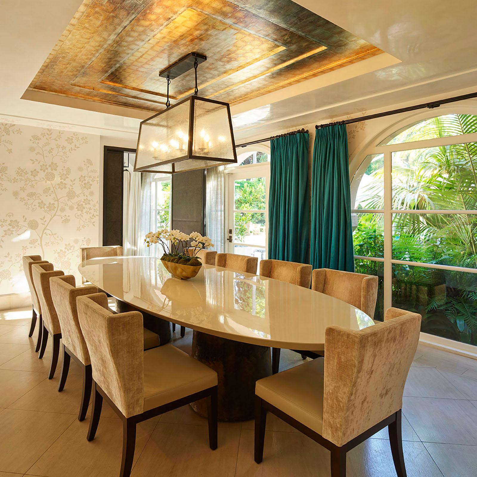 Argentin Table de salle à manger ovale à deux pieds en bronze moulé et laqué avec plateau en quartz, Benone en vente