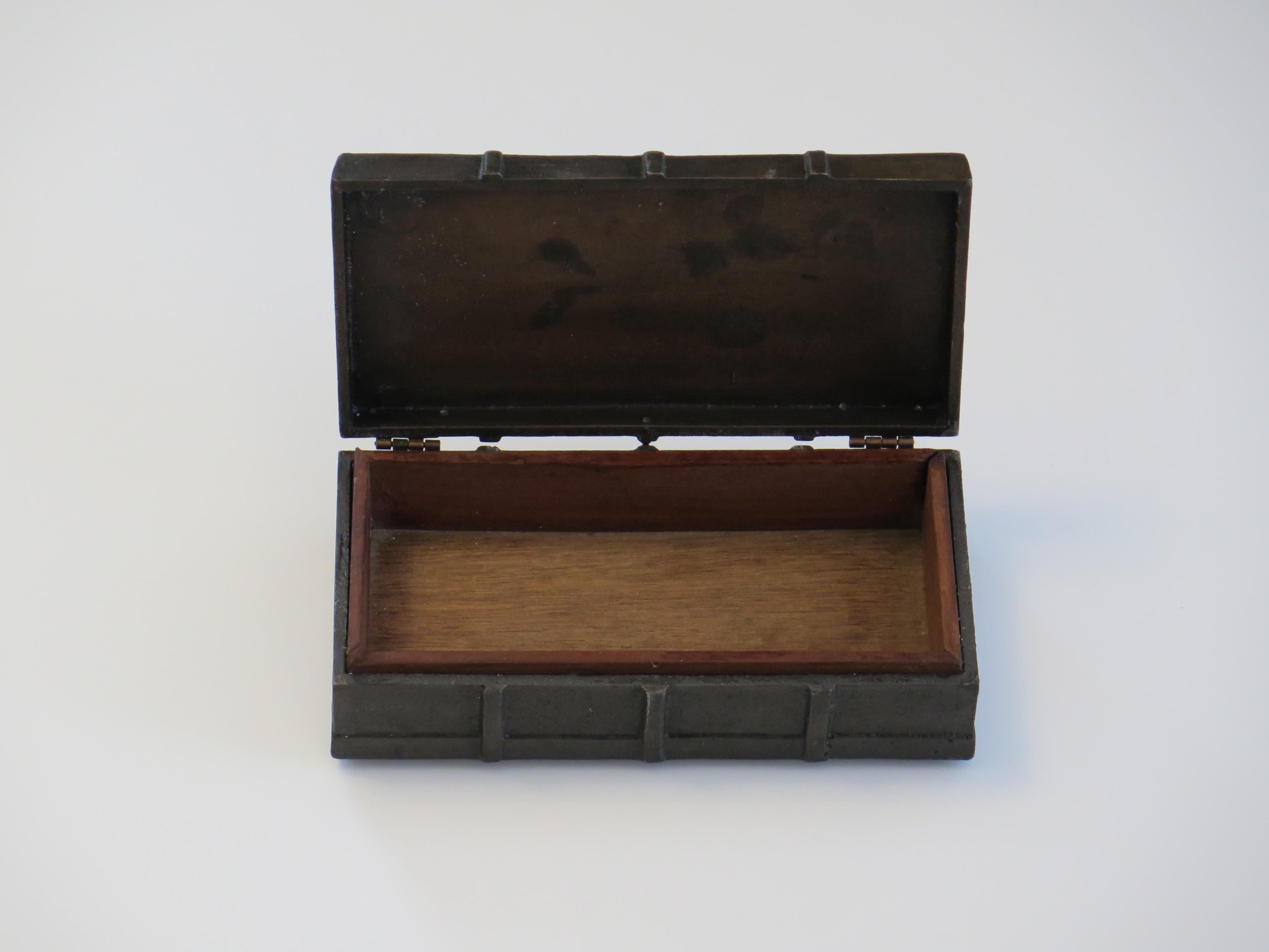 Schachtel aus Bronzeguss mit Deckel und mittelalterlichen Szenen und Hartholzeinlage, spätes 19. Jahrhundert im Angebot 8