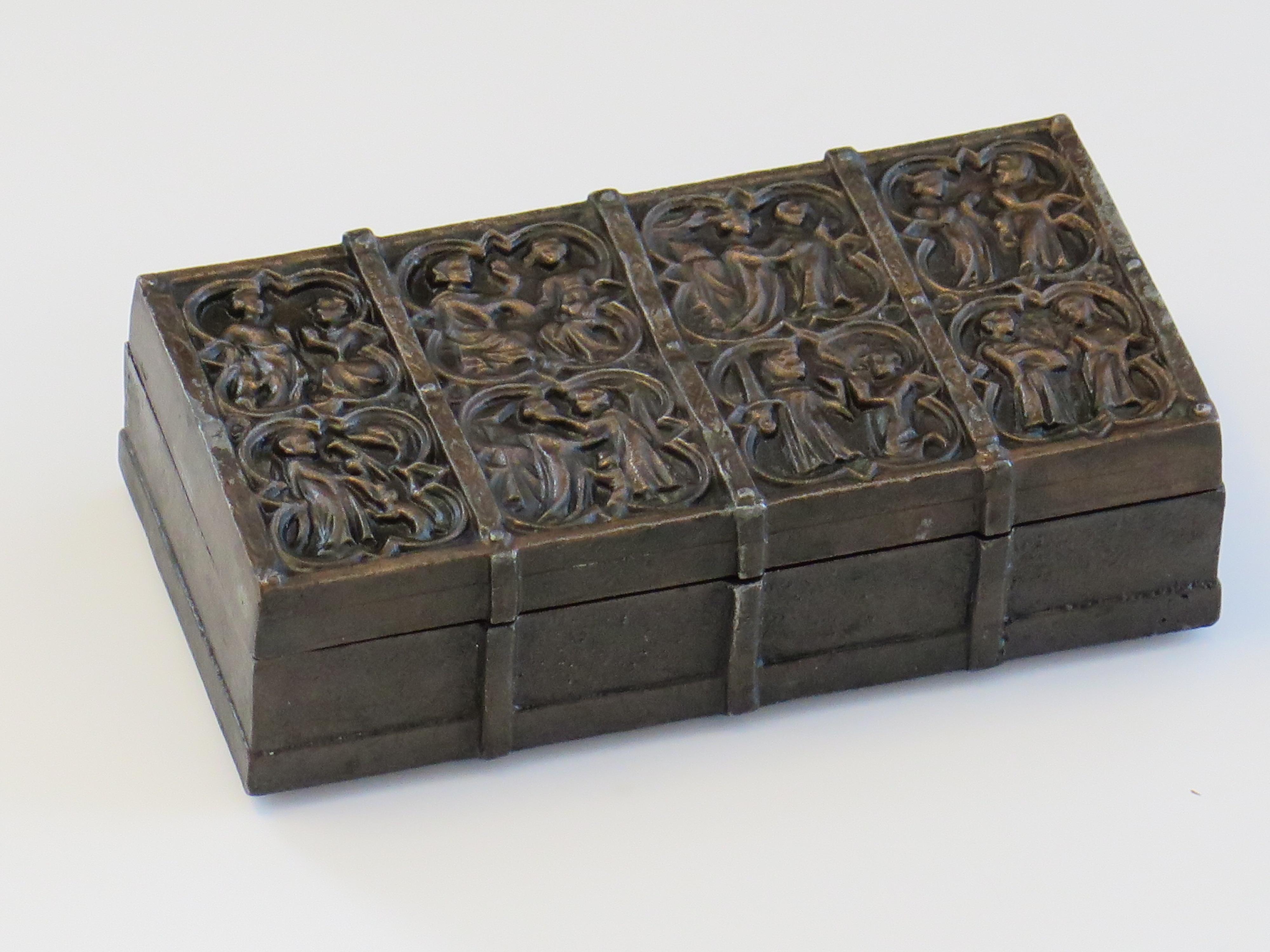 Schachtel aus Bronzeguss mit Deckel und mittelalterlichen Szenen und Hartholzeinlage, spätes 19. Jahrhundert im Angebot 10
