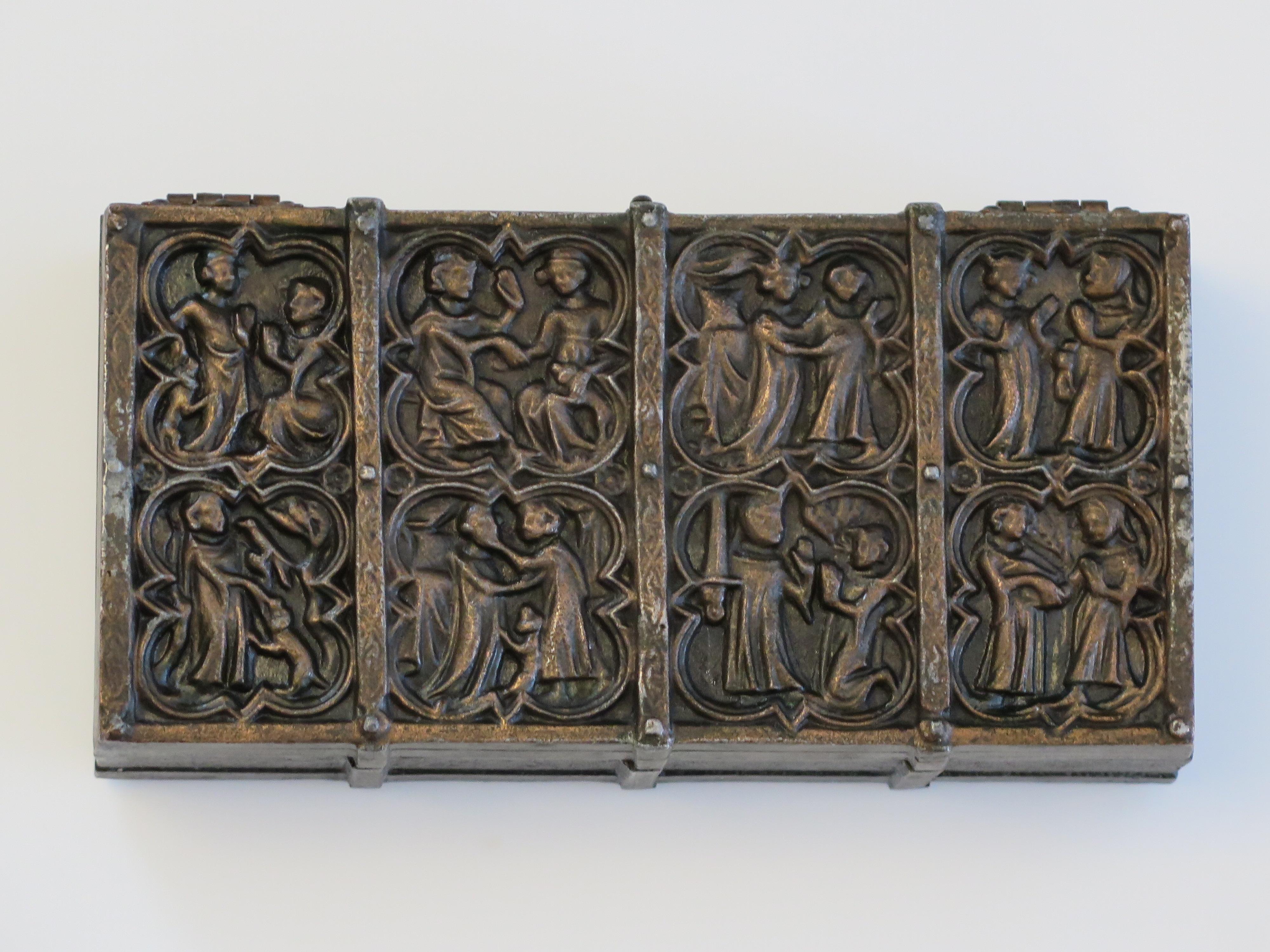 Schachtel aus Bronzeguss mit Deckel und mittelalterlichen Szenen und Hartholzeinlage, spätes 19. Jahrhundert im Angebot 11