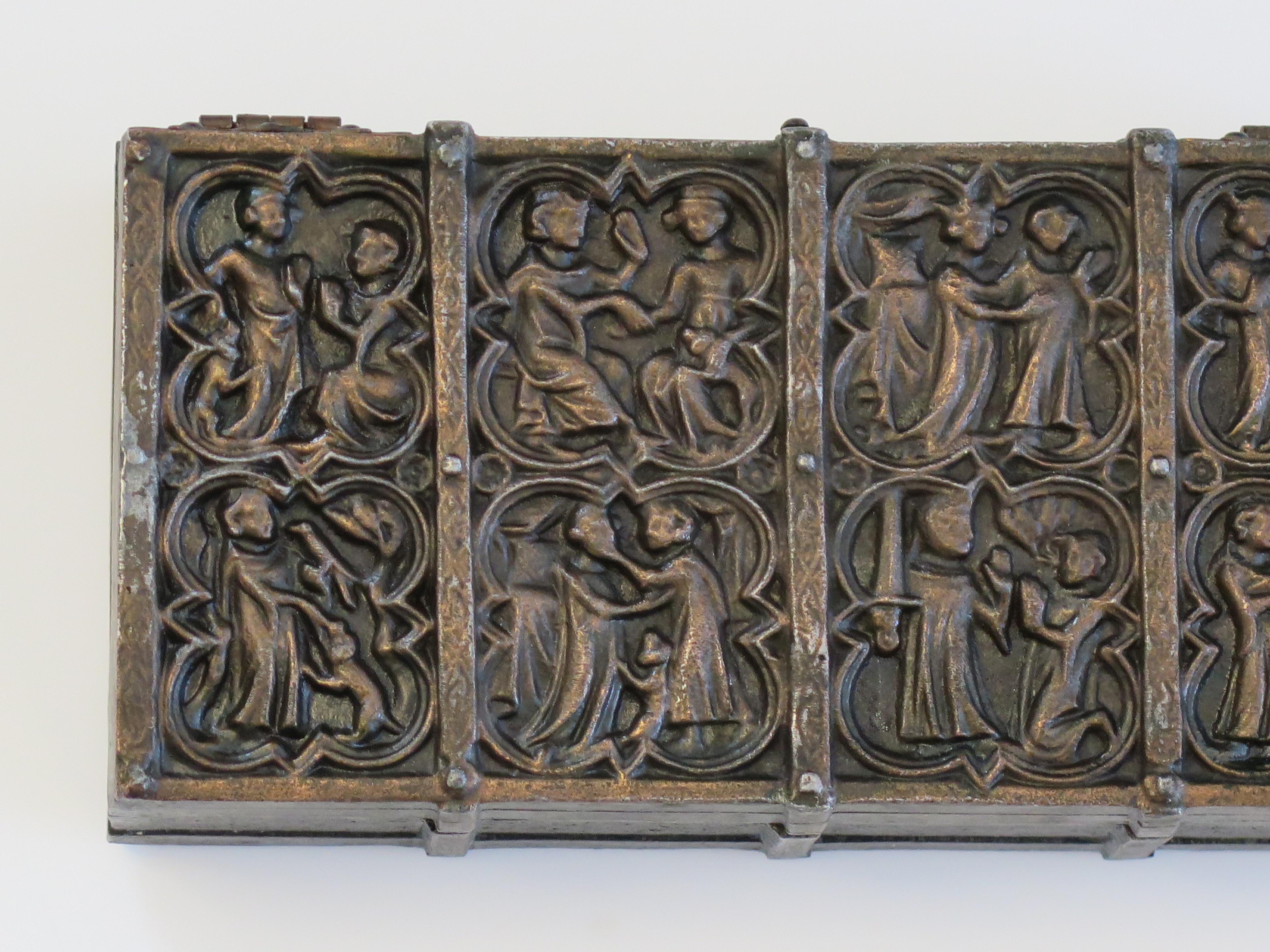 Schachtel aus Bronzeguss mit Deckel und mittelalterlichen Szenen und Hartholzeinlage, spätes 19. Jahrhundert im Angebot 12