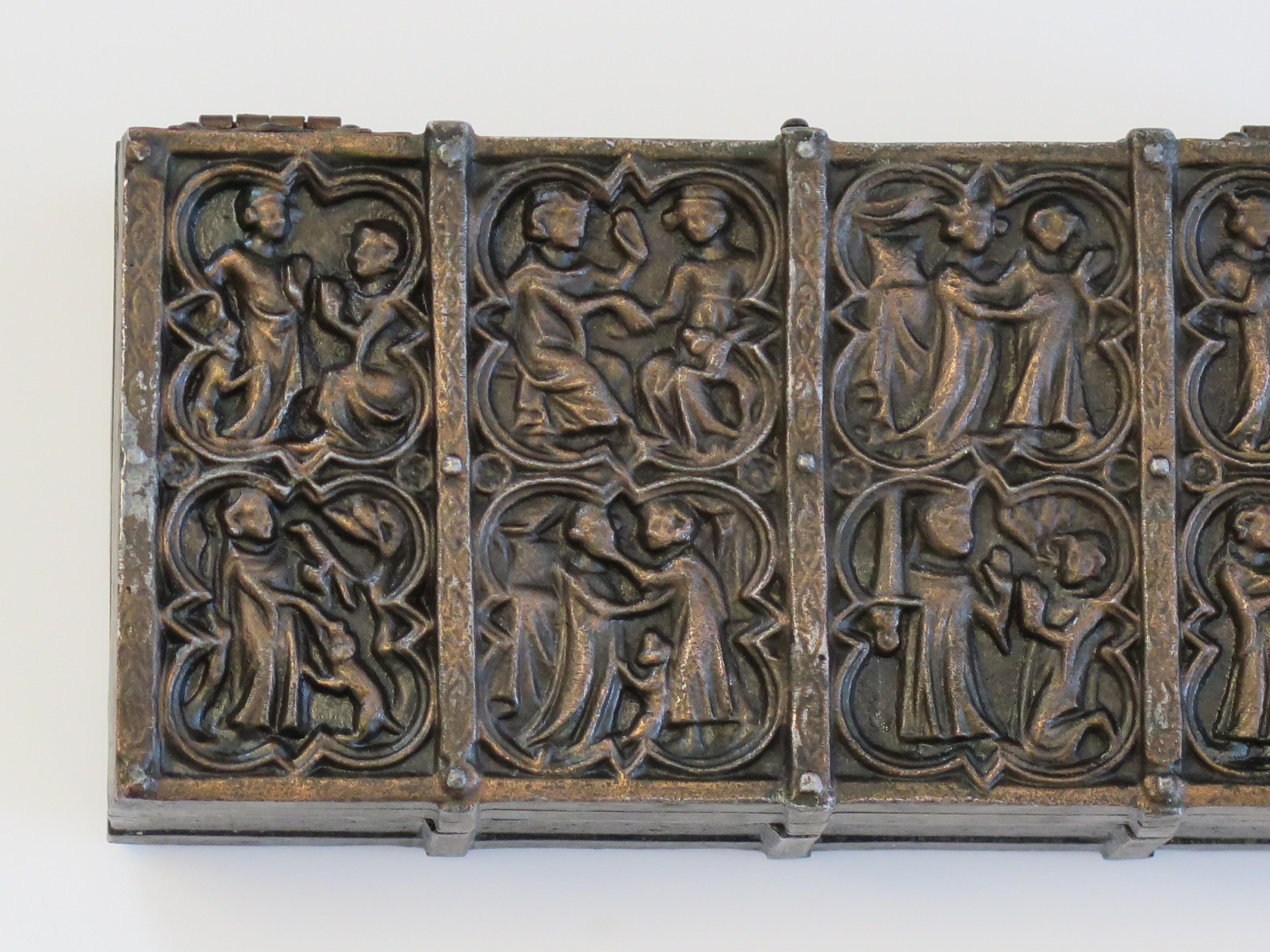 Scatola con coperchio in bronzo fuso con scene medievali e rivestimento in legno duro, fine XIX sec. in vendita 10