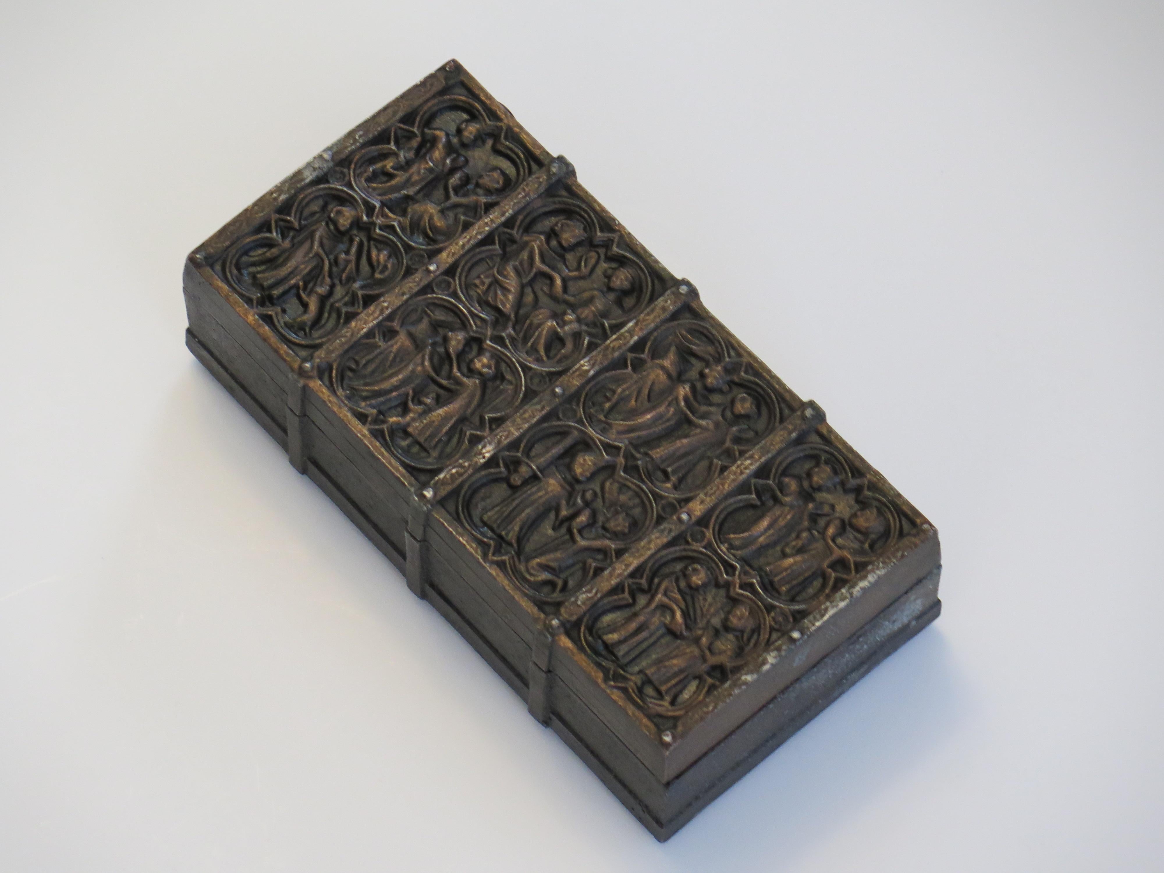 Schachtel aus Bronzeguss mit Deckel und mittelalterlichen Szenen und Hartholzeinlage, spätes 19. Jahrhundert (Mittelalterlich) im Angebot