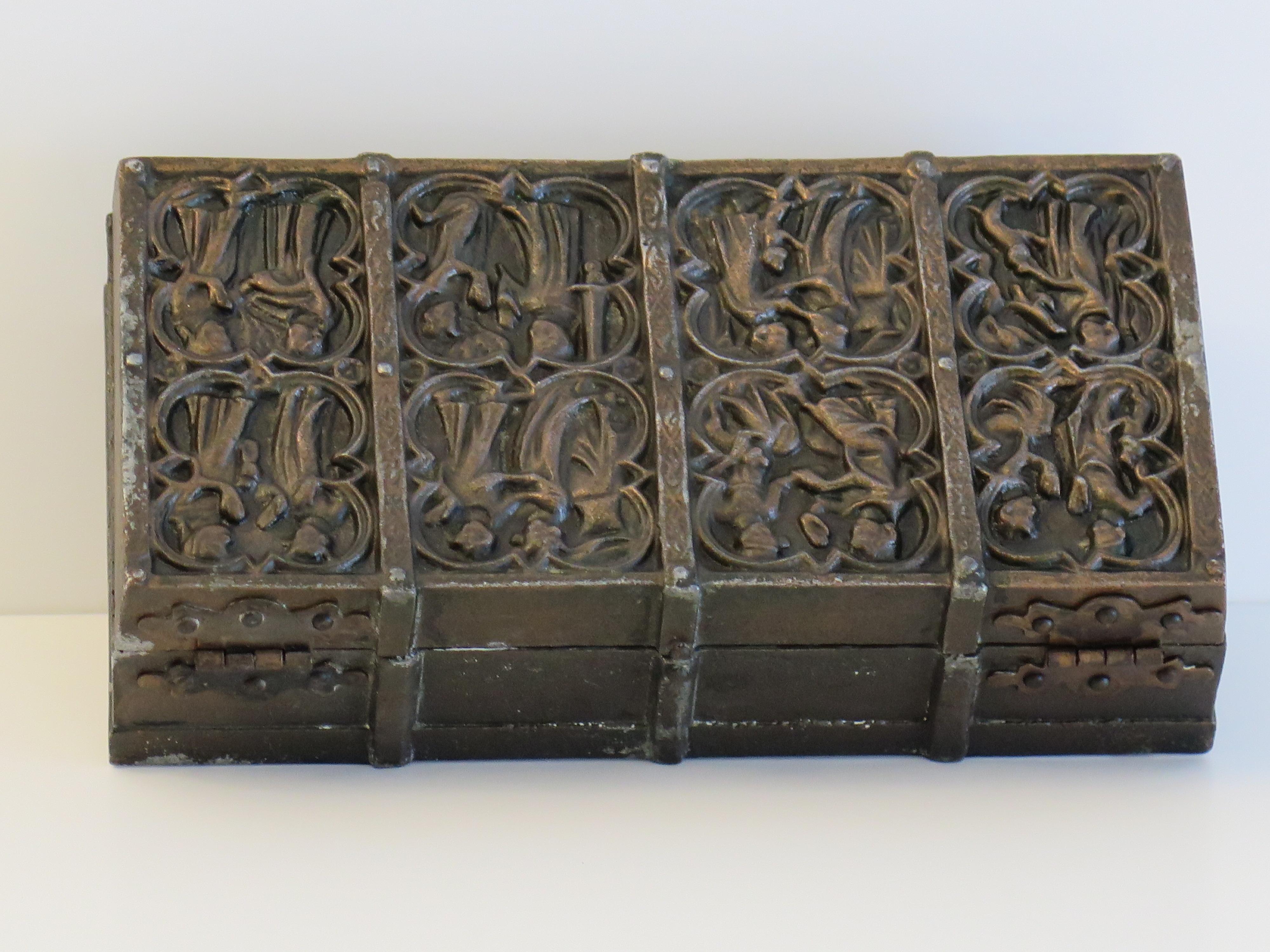 Schachtel aus Bronzeguss mit Deckel und mittelalterlichen Szenen und Hartholzeinlage, spätes 19. Jahrhundert (Handgefertigt) im Angebot