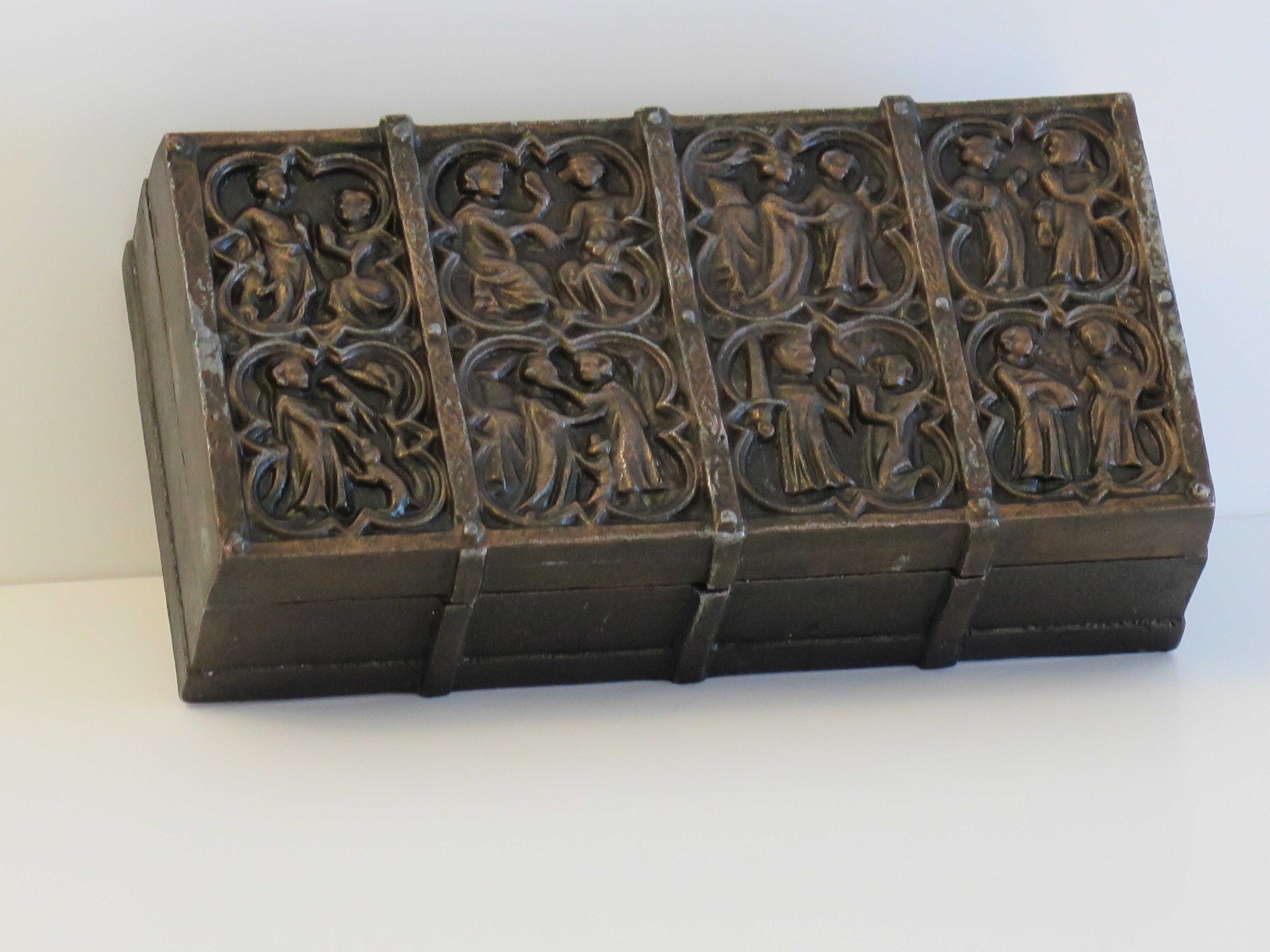 Schachtel aus Bronzeguss mit Deckel und mittelalterlichen Szenen und Hartholzeinlage, spätes 19. Jahrhundert im Zustand „Gut“ im Angebot in Lincoln, Lincolnshire