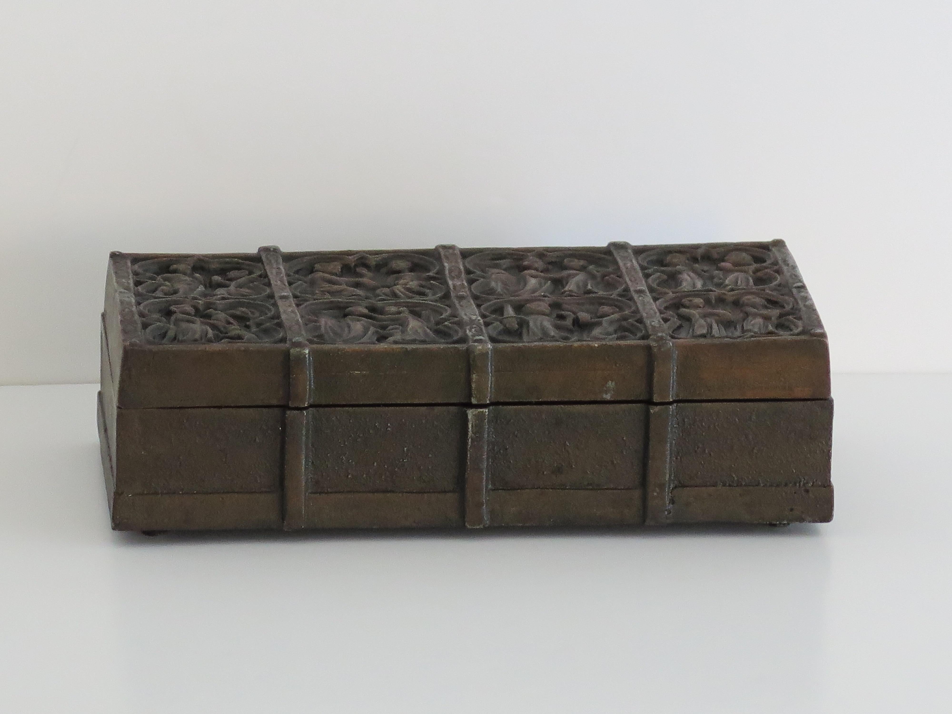 XIX secolo Scatola con coperchio in bronzo fuso con scene medievali e rivestimento in legno duro, fine XIX sec. in vendita