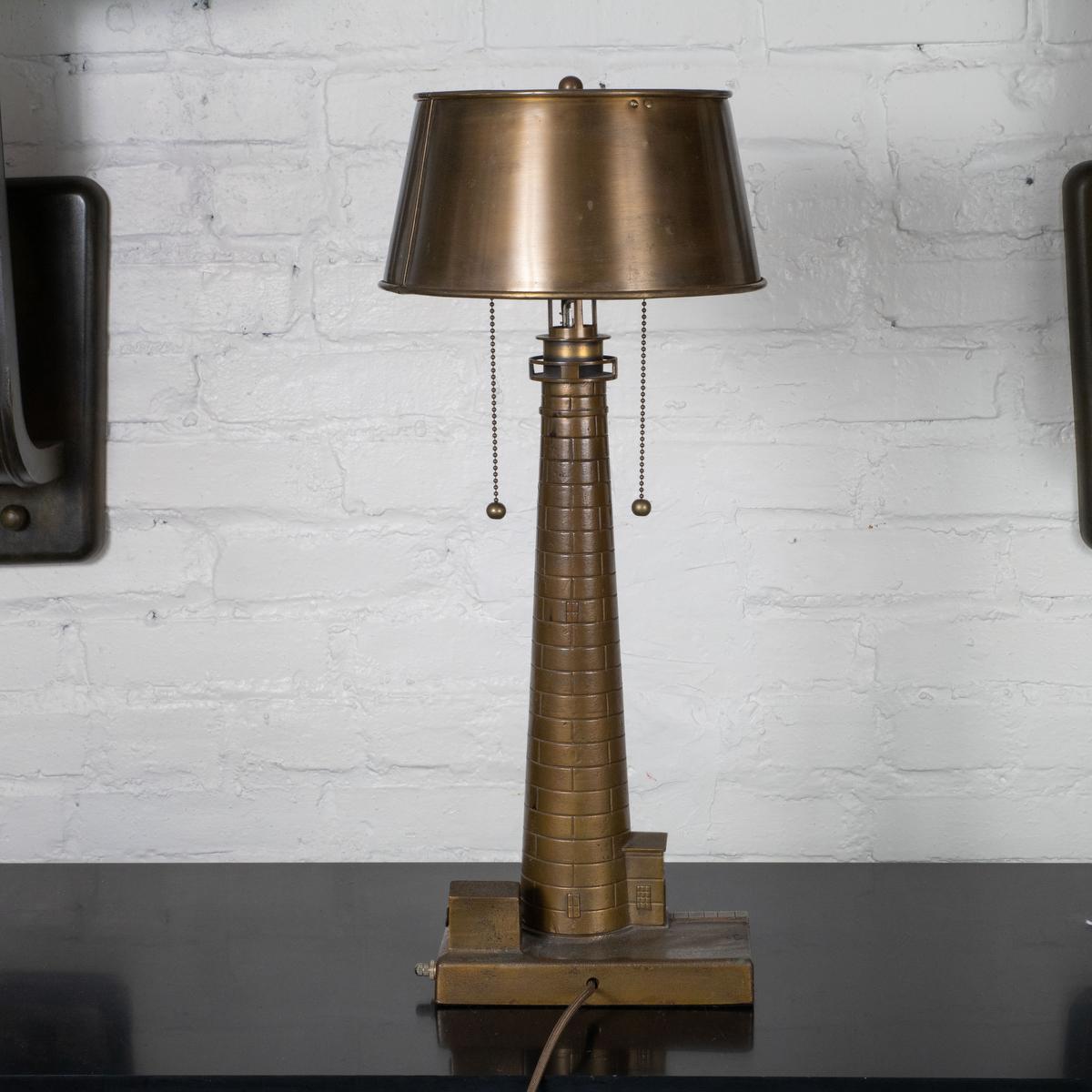 Américain Lampe de table phare en bronze coulé en vente