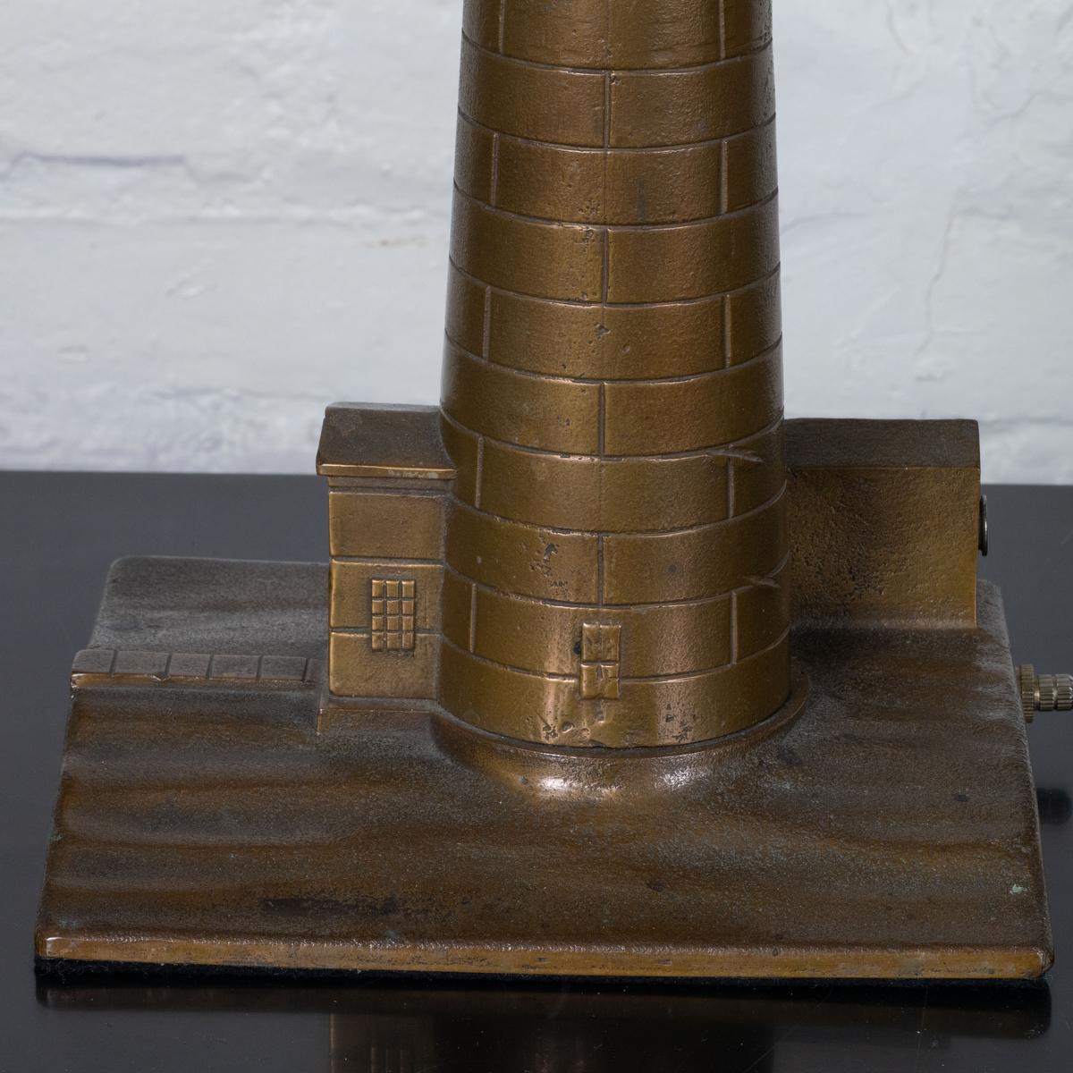 Lampe de table phare en bronze coulé Bon état - En vente à Tarrytown, NY