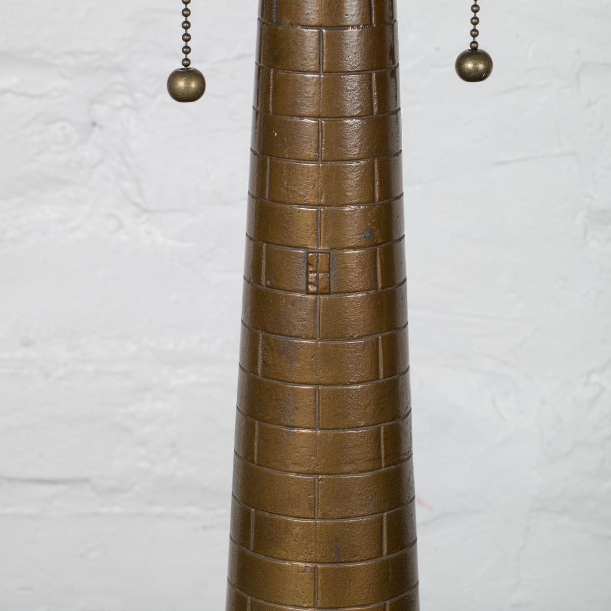 Milieu du XXe siècle Lampe de table phare en bronze coulé en vente