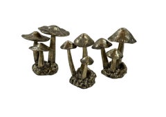 Ensemble de sculptures de champignons en bronze moulé, formes organiques en grappe avec patine texturale