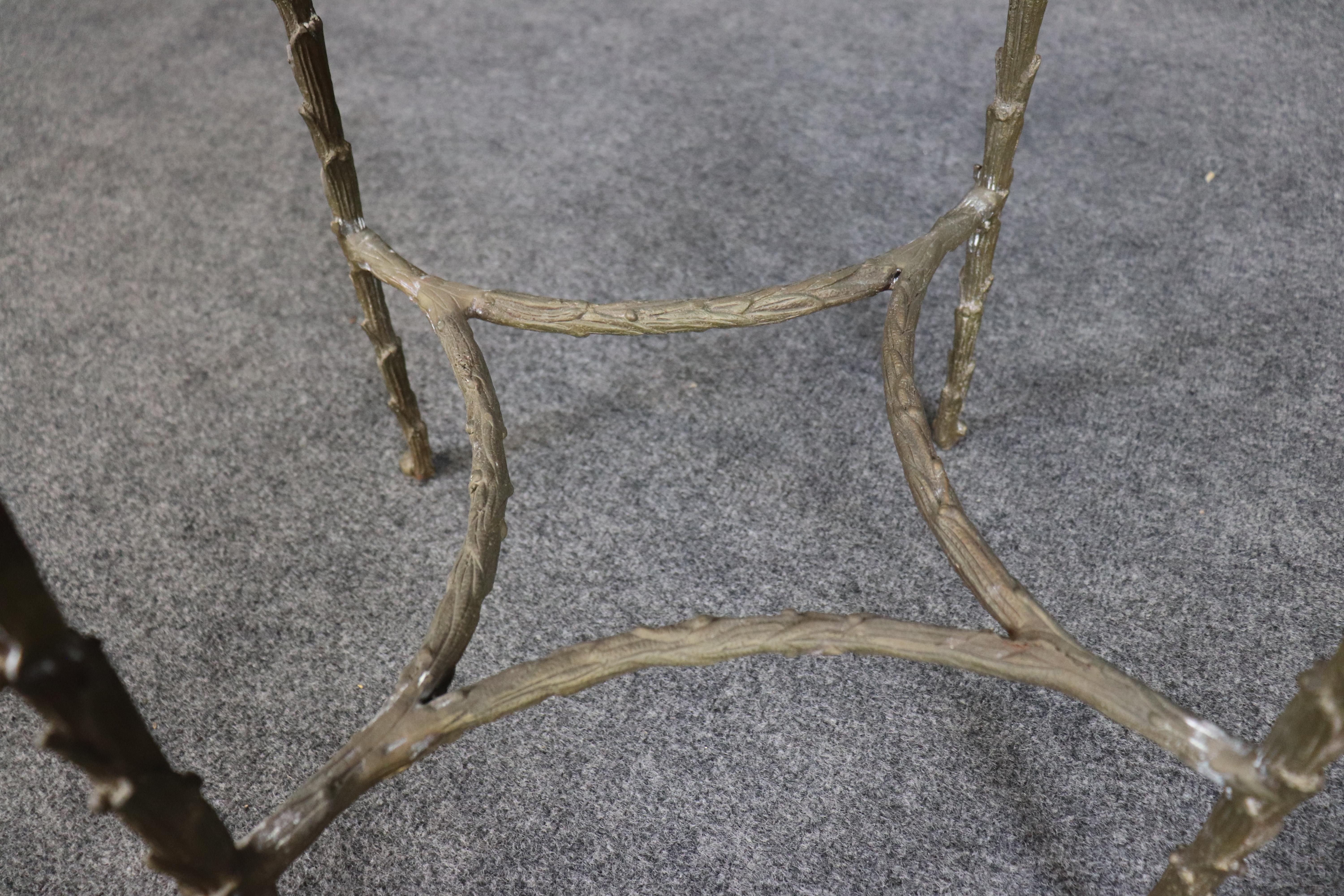 Table d'appoint en bronze moulé à motif de feuilles d'olivier et miroir de style Bagues français en vente 4