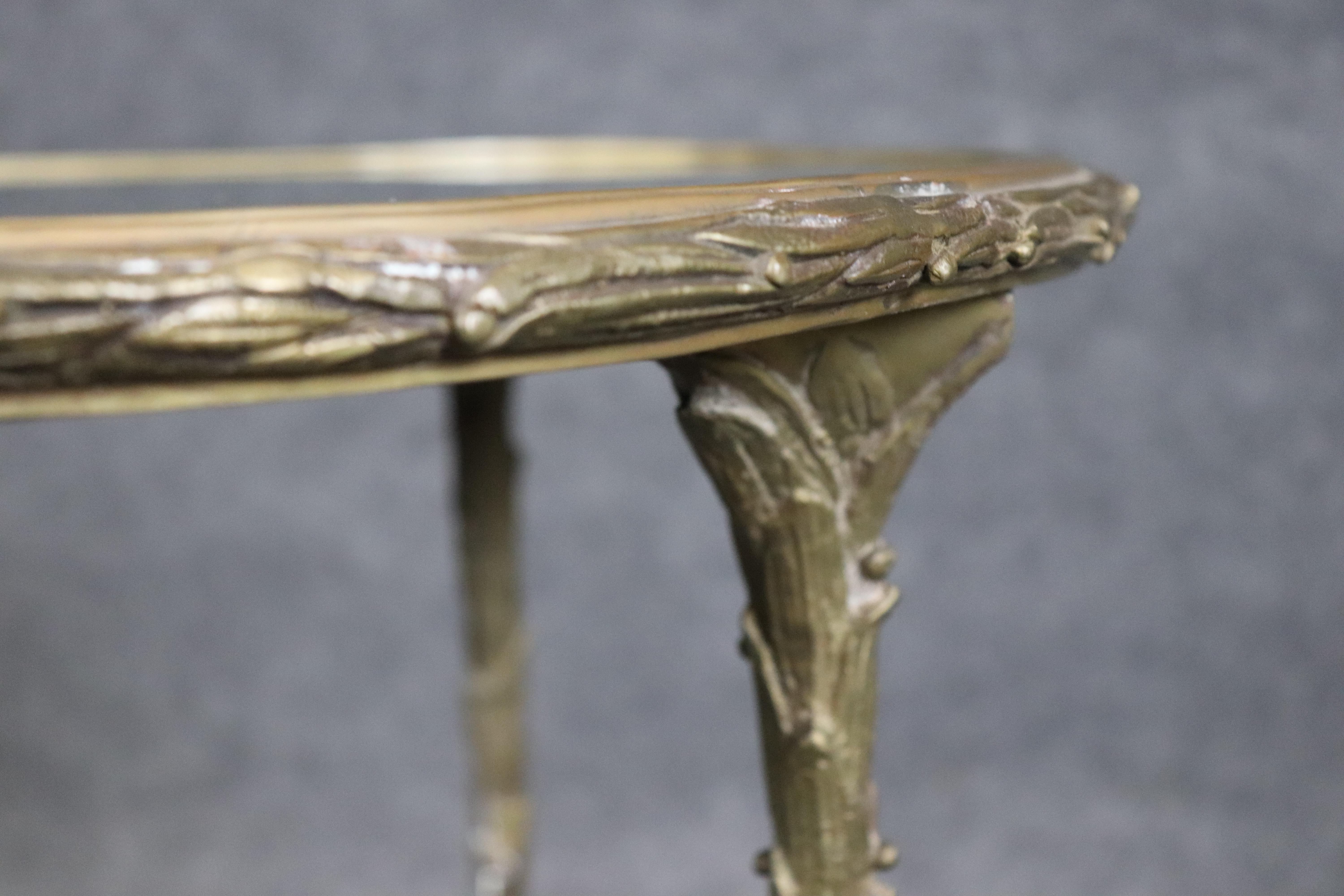 Table d'appoint en bronze moulé à motif de feuilles d'olivier et miroir de style Bagues français en vente 7