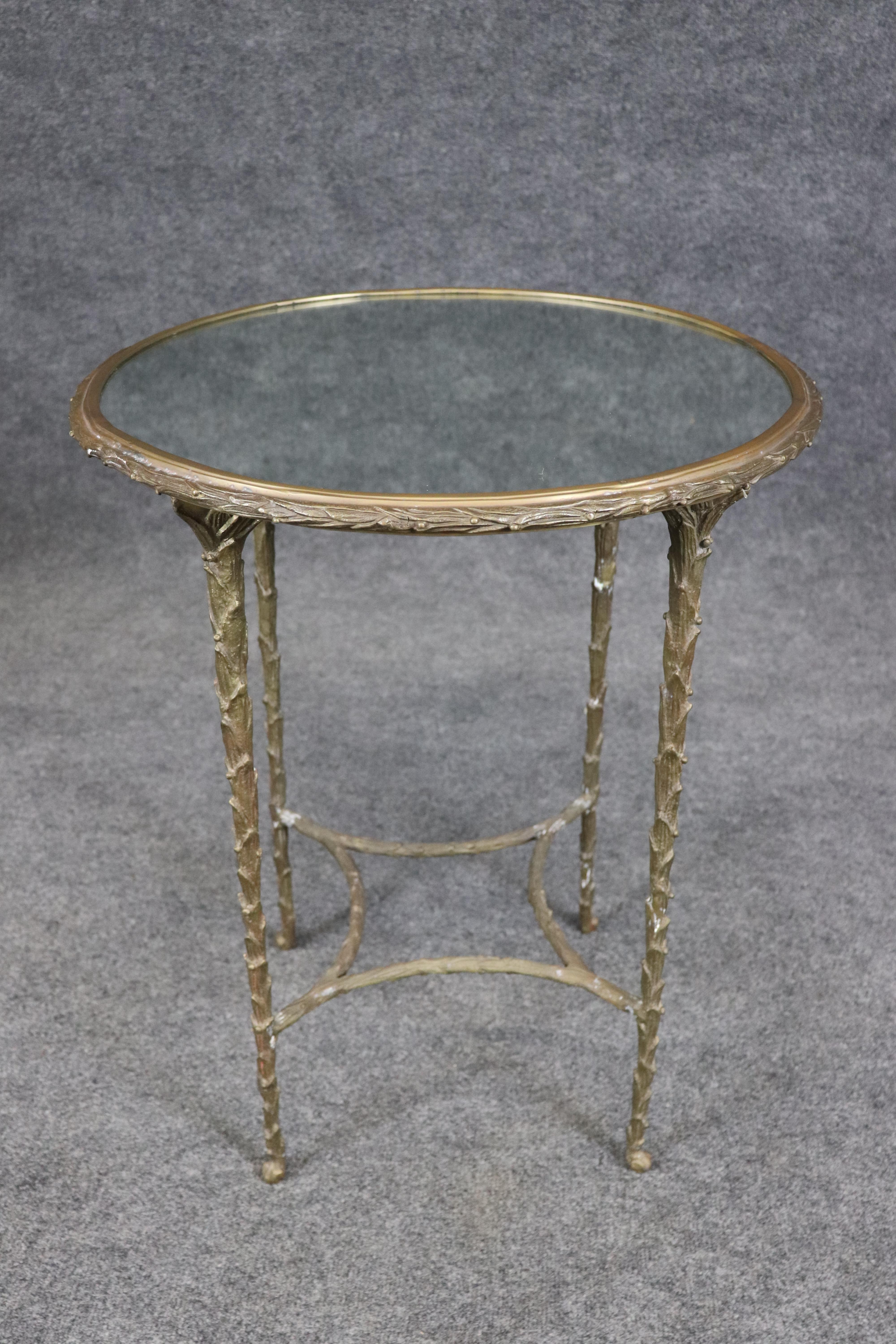 Il s'agit d'une table d'appoint en bronze moulé massif et en miroir, superbement réalisée. La table est faite dans le style de la Maison Bagues et est en bon état. Datant des années 1970.

Mesure 25,75 de haut x 21 x 21 de diamètre.