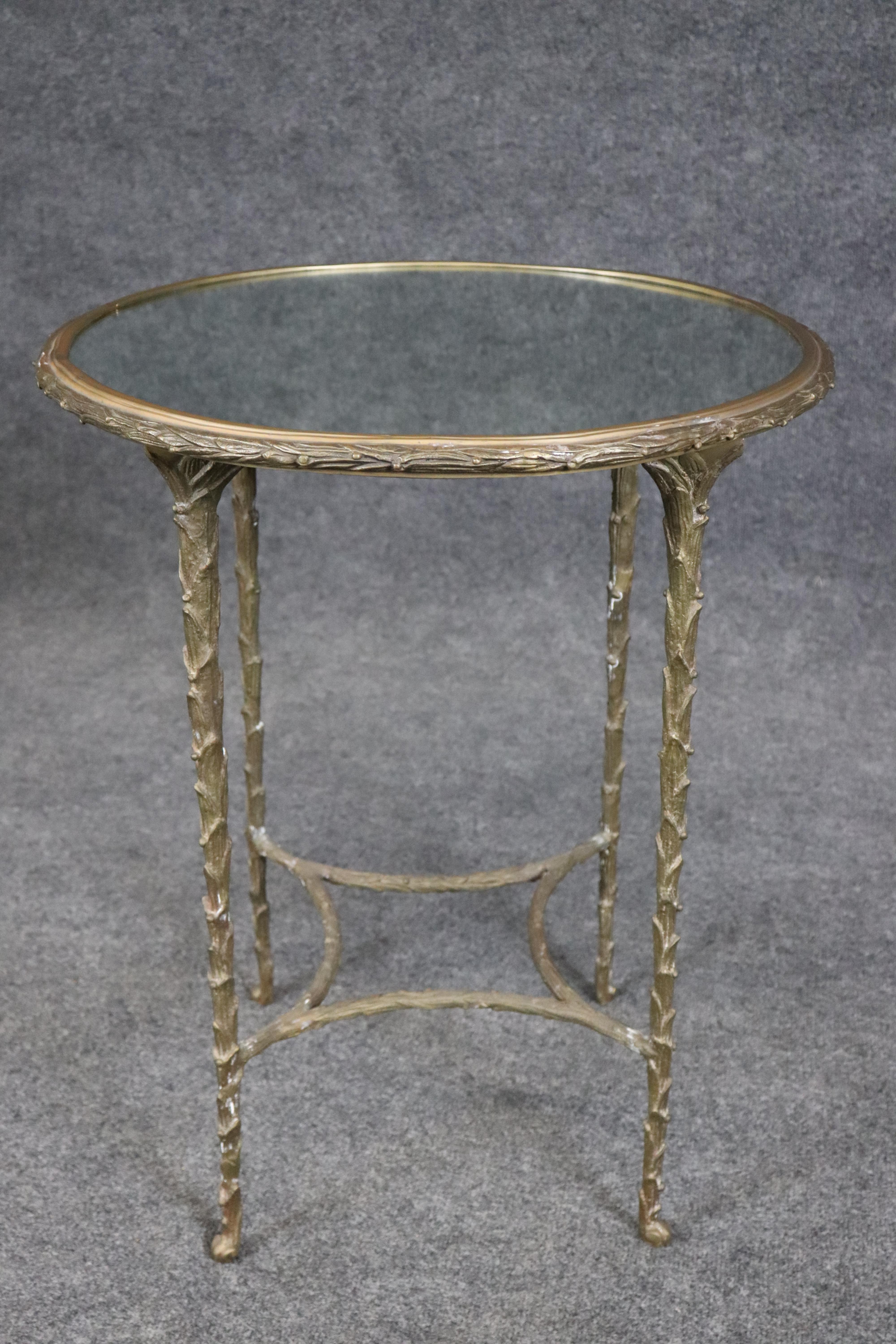 Français Table d'appoint en bronze moulé à motif de feuilles d'olivier et miroir de style Bagues français en vente