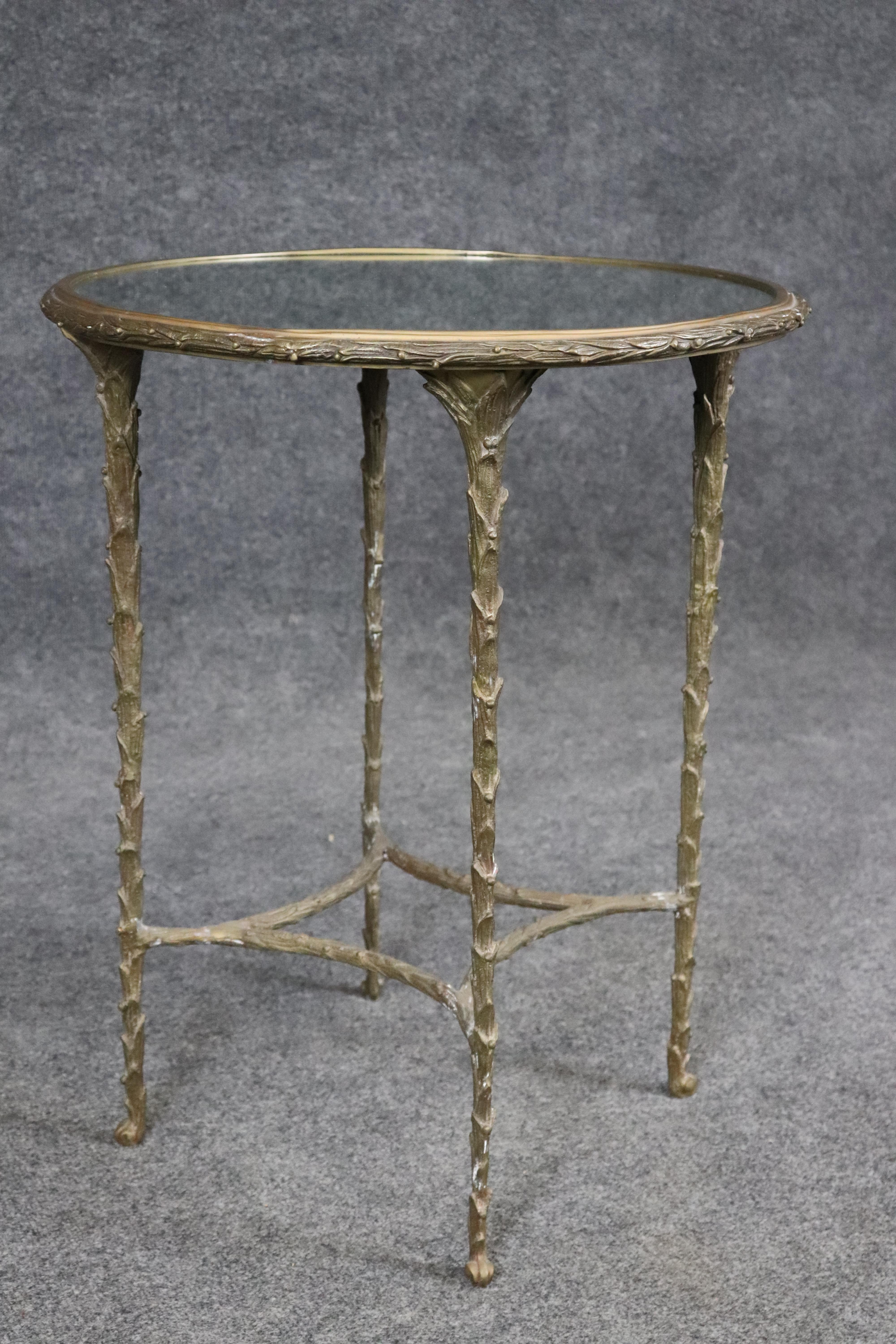 Table d'appoint en bronze moulé à motif de feuilles d'olivier et miroir de style Bagues français Bon état - En vente à Swedesboro, NJ