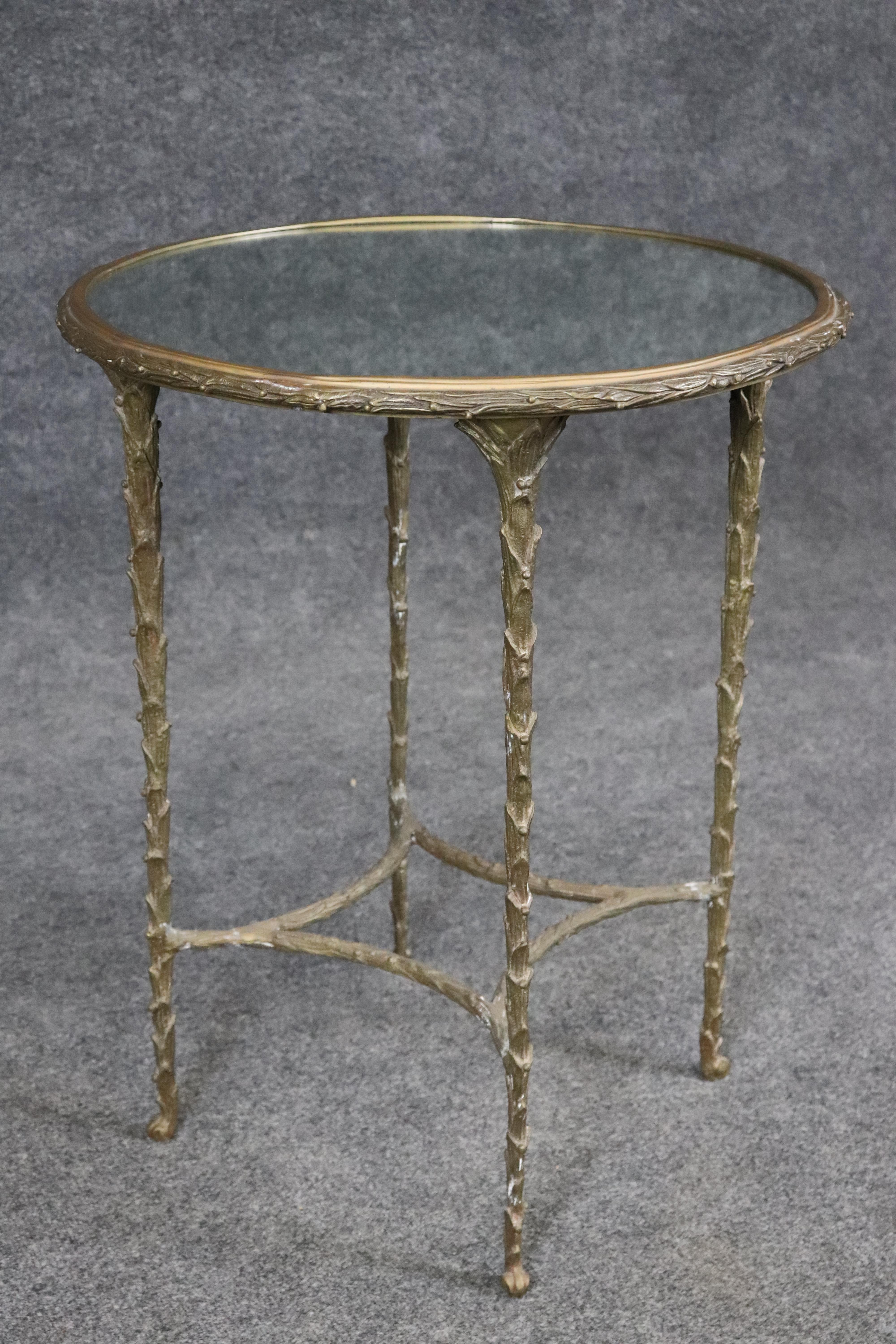 Milieu du XXe siècle Table d'appoint en bronze moulé à motif de feuilles d'olivier et miroir de style Bagues français en vente