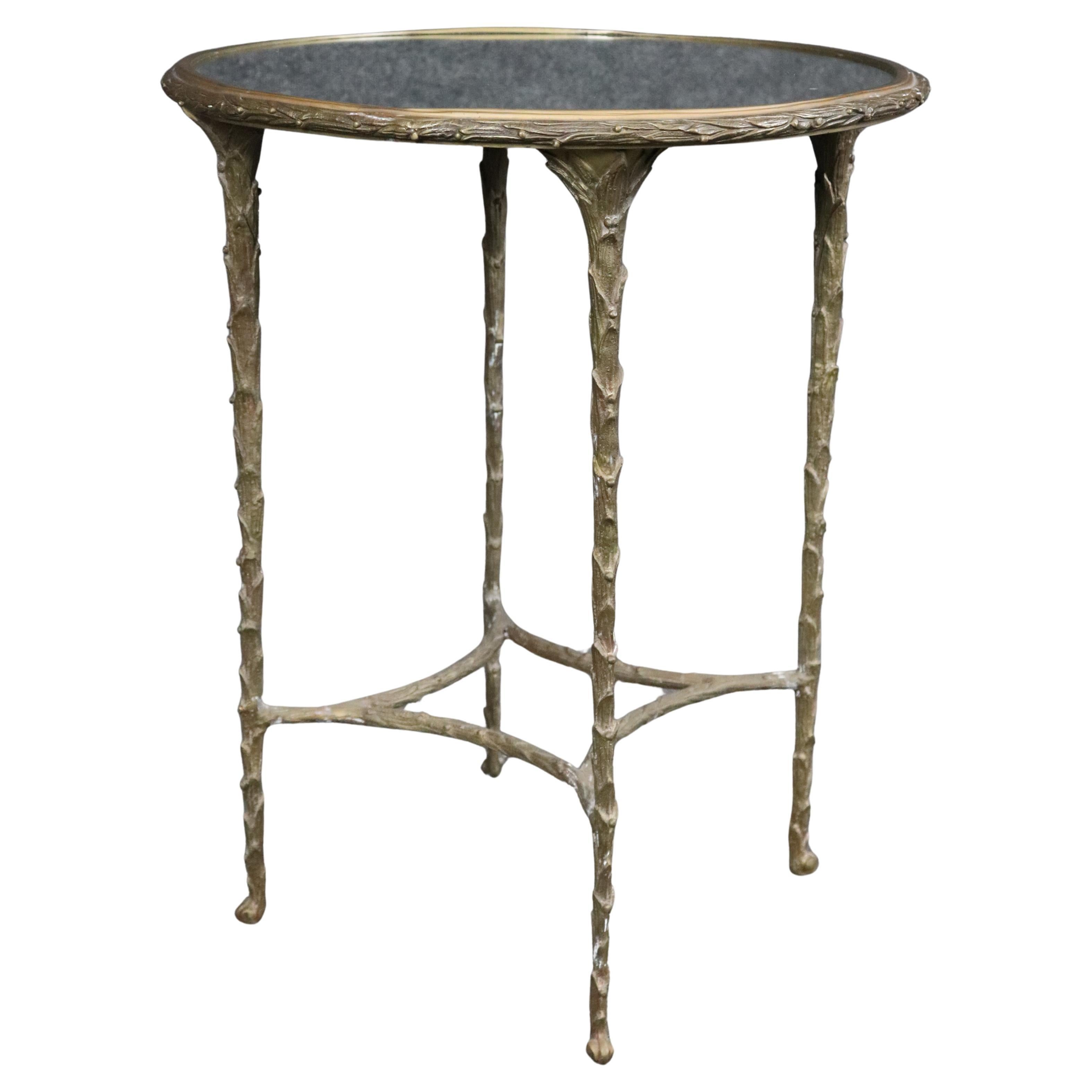 Table d'appoint en bronze moulé à motif de feuilles d'olivier et miroir de style Bagues français en vente