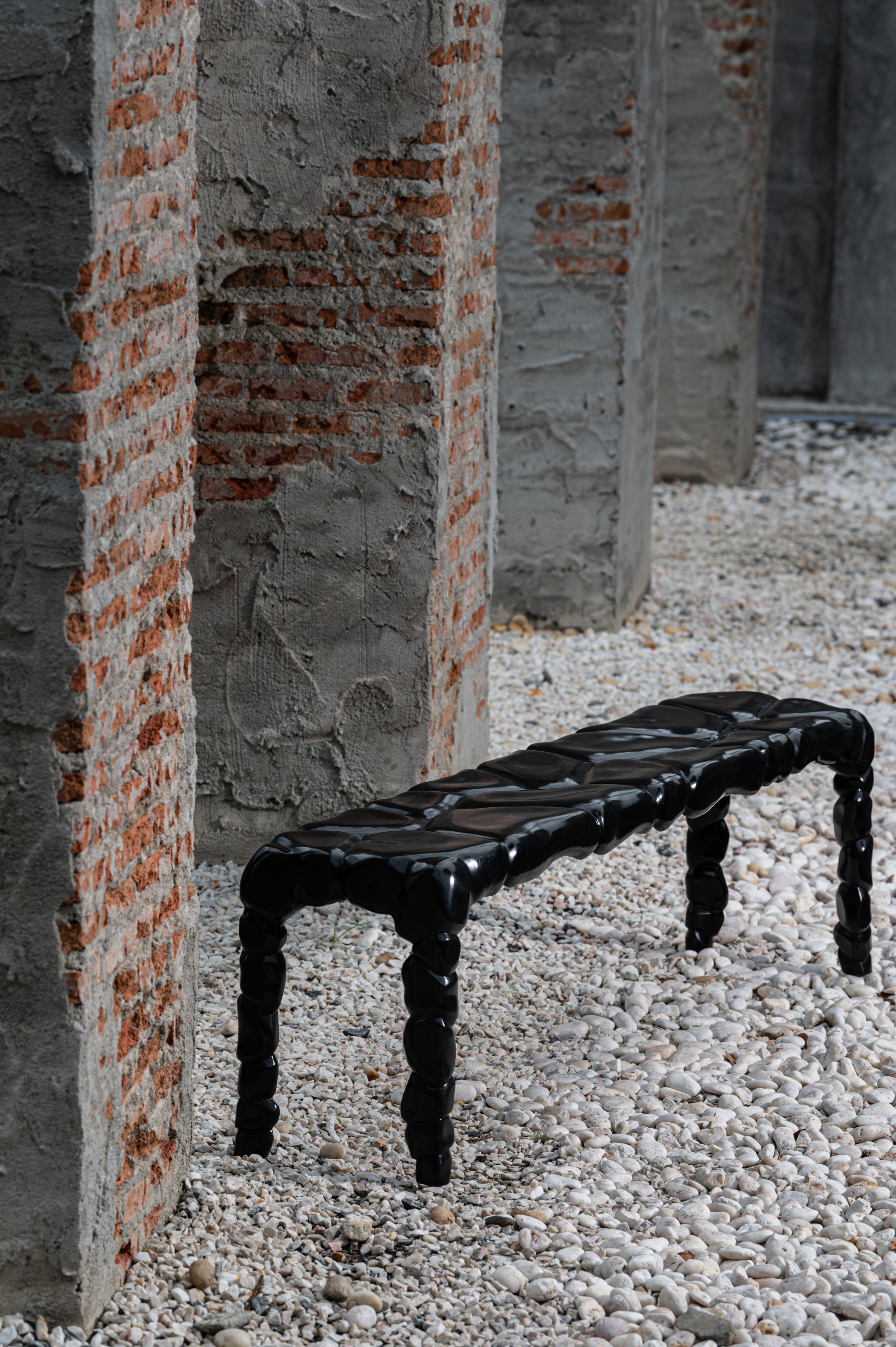 Banc en jaspe à motifs de bronze fondu en finition bronze foncé par Elan Atelier

Banc sculptural en bronze inspiré des roches de rivière polies. Banc en bronze produit selon le procédé supérieur de moulage du bronze à la cire perdue, frotté à la