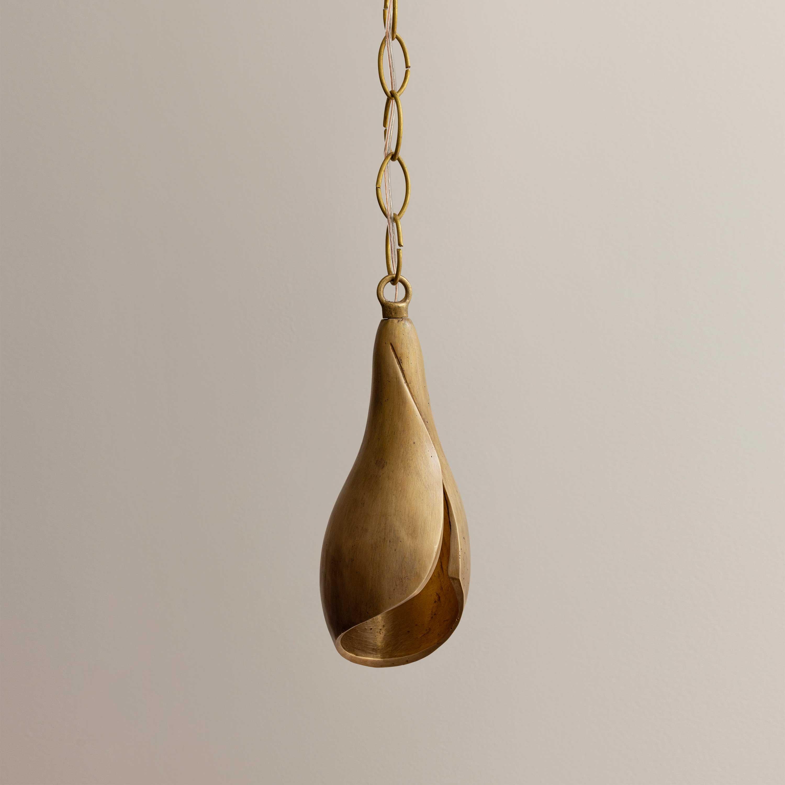 Ciondolo in bronzo fuso, finitura Brasa, collezione Flor de Bronce In condizioni Nuovo in vendita a New York, NY
