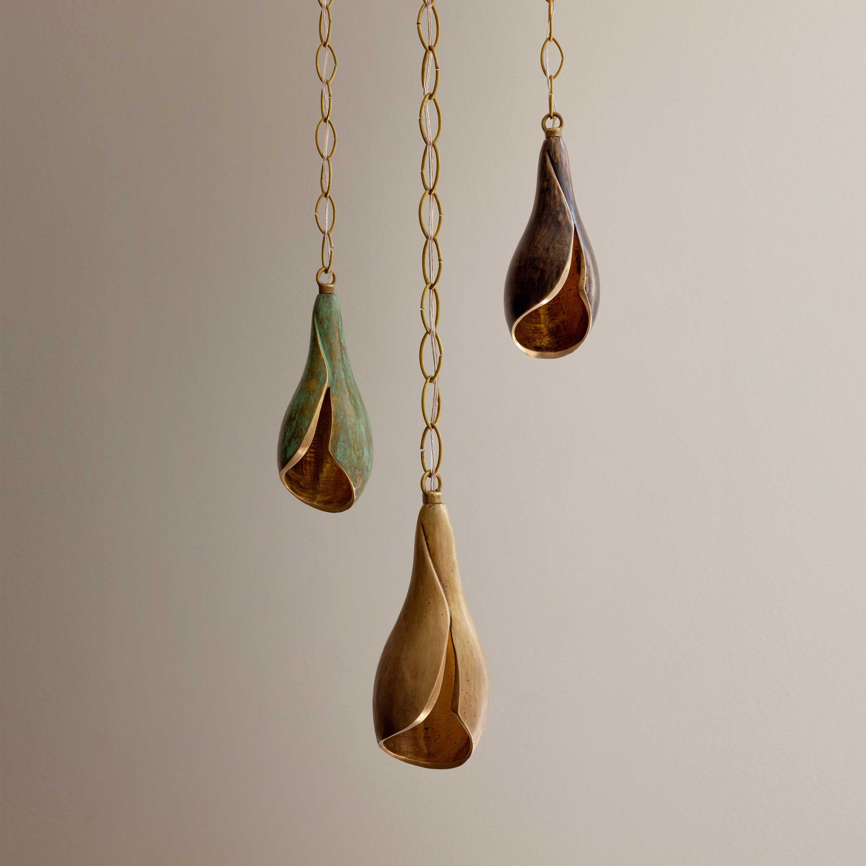 XXI secolo e contemporaneo Ciondolo in bronzo fuso, finitura Brasa, collezione Flor de Bronce in vendita