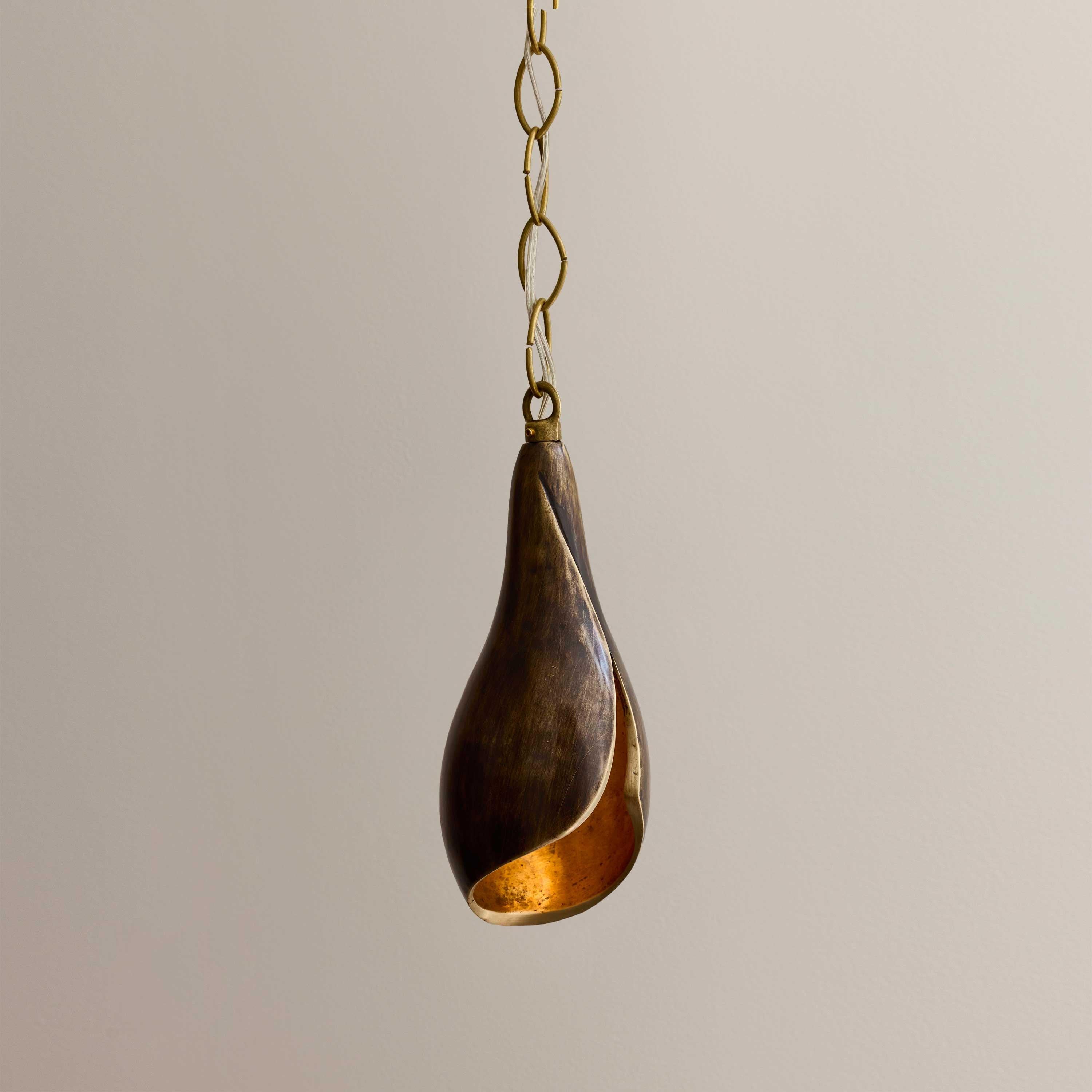 Art Nouveau Ciondolo in bronzo fuso, finitura seppia, collezione Flor de Bronce in vendita