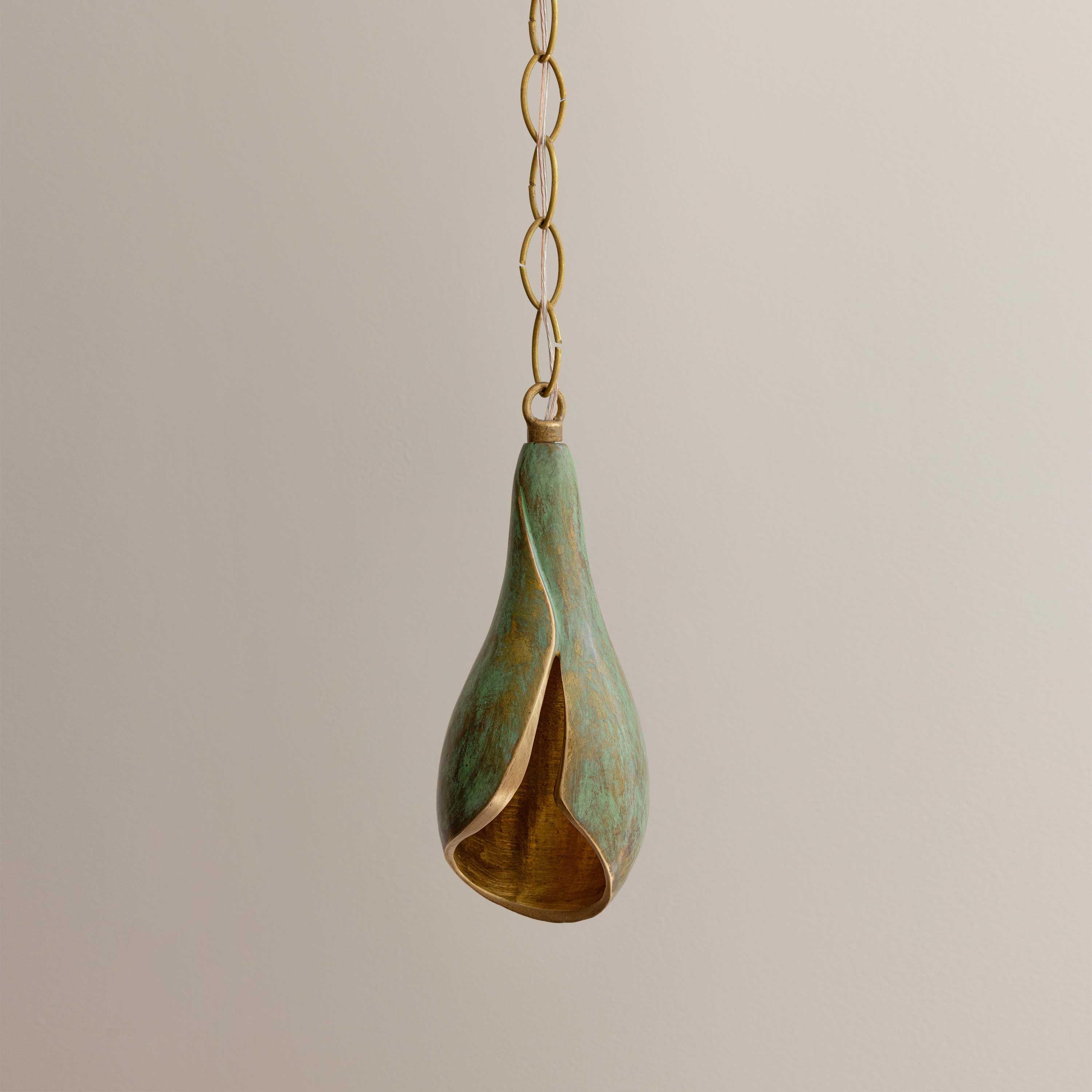 Ispirata al significato stratificato del giglio di calla nella cultura messicana, questa collezione fonde la robustezza del bronzo fuso con curve scolpite e fluide che riprendono la forma del fiore. I design raggiungono un equilibrio distintivo: la