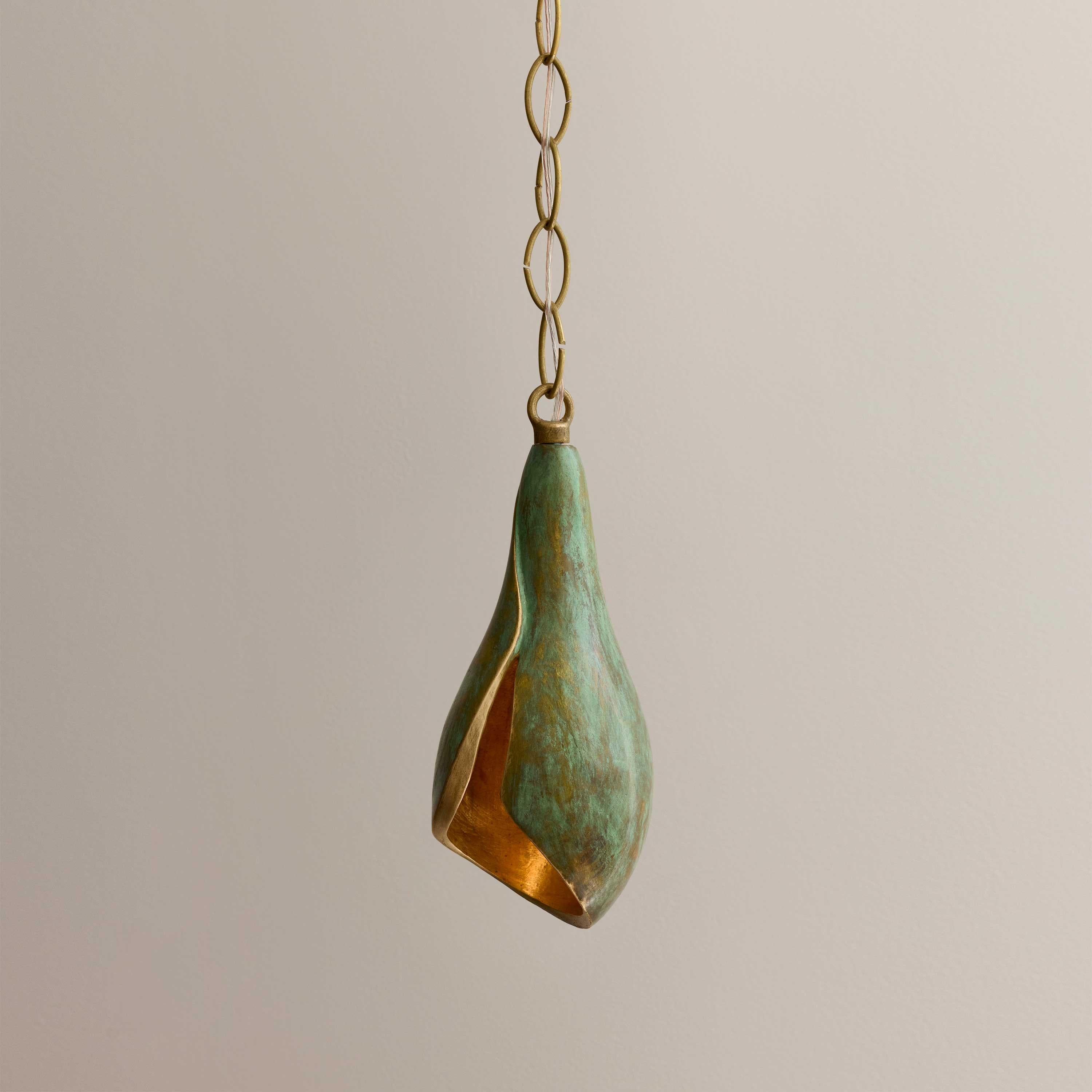 Ciondolo in bronzo fuso, finitura Verdigris, Collectional de Bronce In condizioni Nuovo in vendita a New York, NY