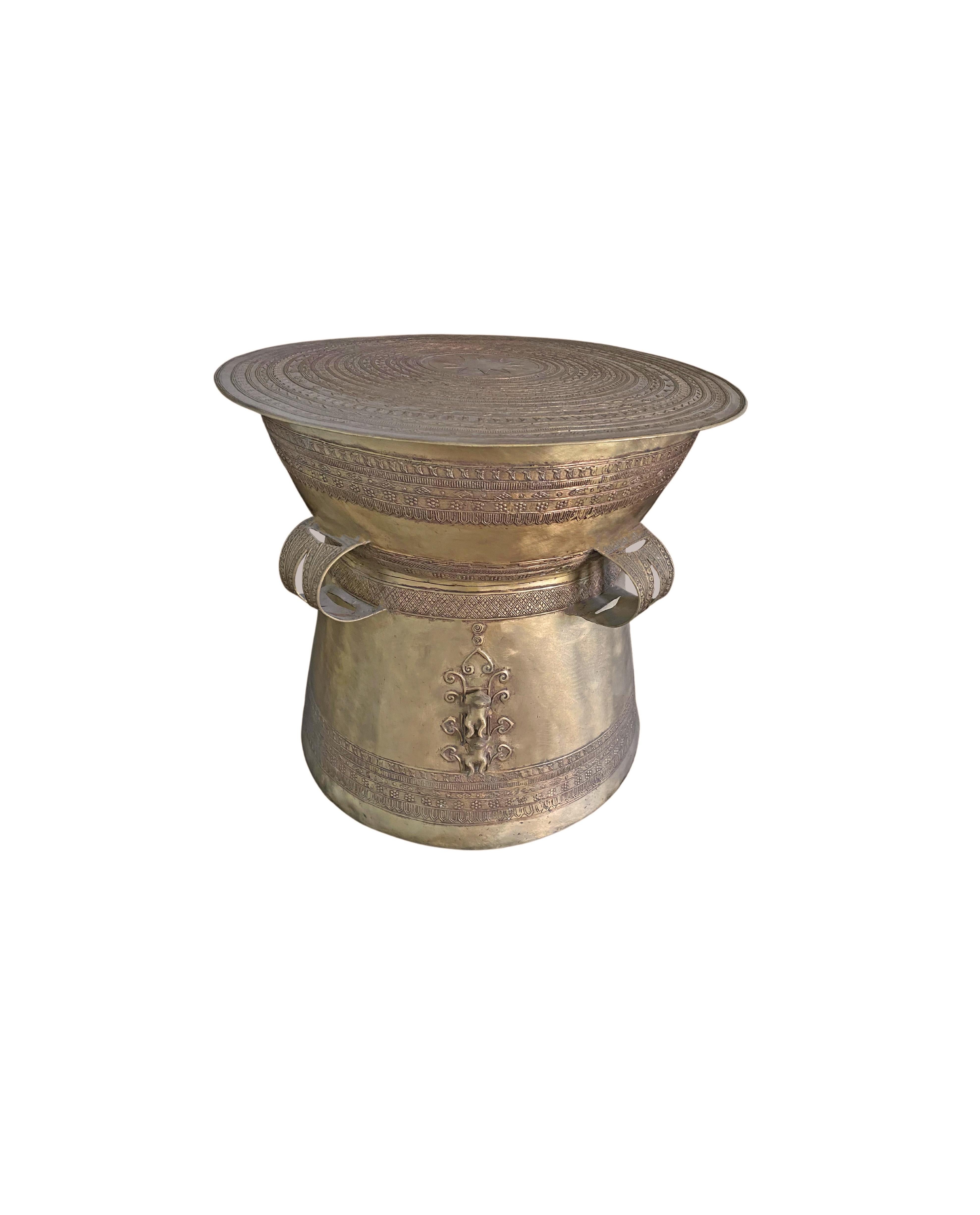 Diese gusseiserne Bronzetrommel ist von den Regentrommeln Südostasiens inspiriert, insbesondere von denen in Birma, Laos und auf einigen der östlichen Inseln Indonesiens. Diese Trommel hat drei eingravierte Griffe. Sowohl an den Seiten als auch auf