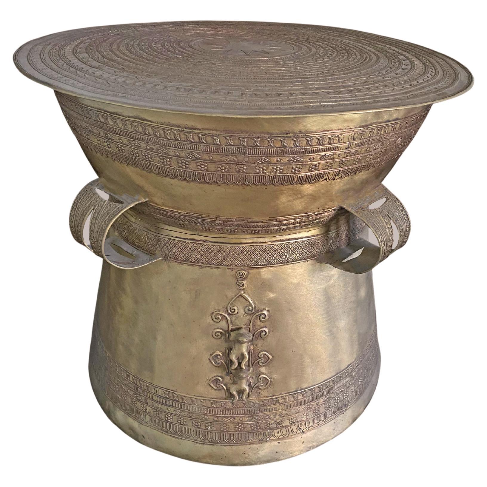 Tambour de pluie en bronze moulé avec détails élaborés, finition légère en vente