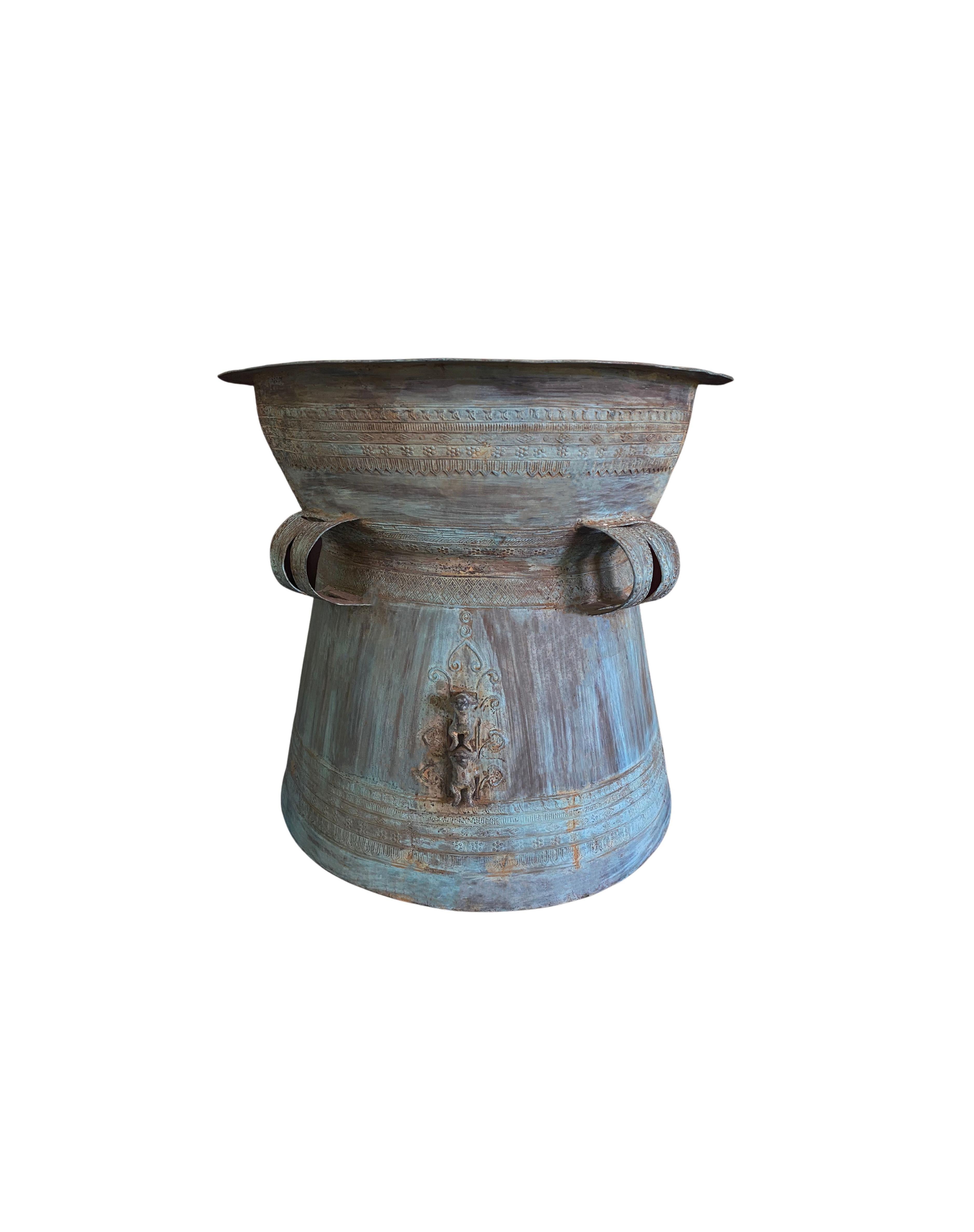 Moderne Tambour de pluie en bronze moulé avec détails élaborés en finition Patina en vente