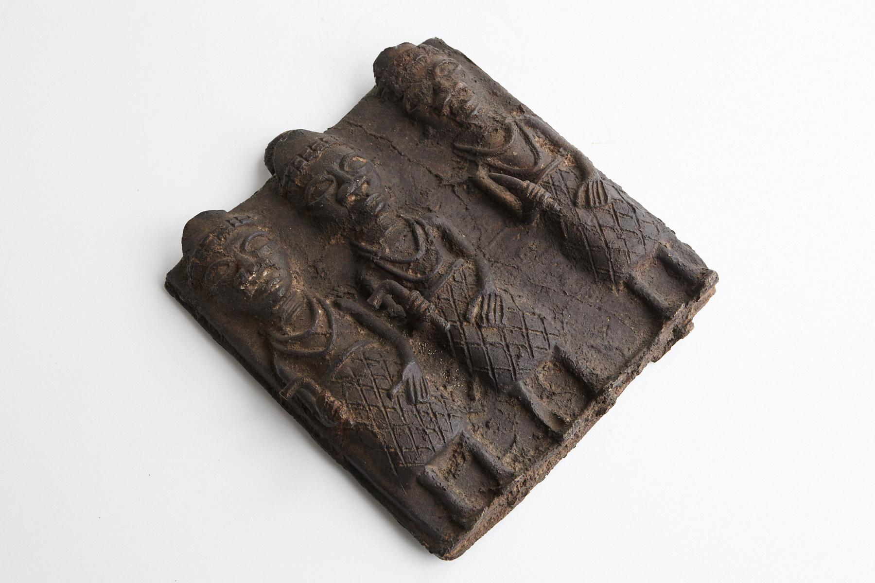 Cast Bronze Relief Plaque from Benin, 1950s In Good Condition For Sale In Aramits, Nouvelle-Aquitaine