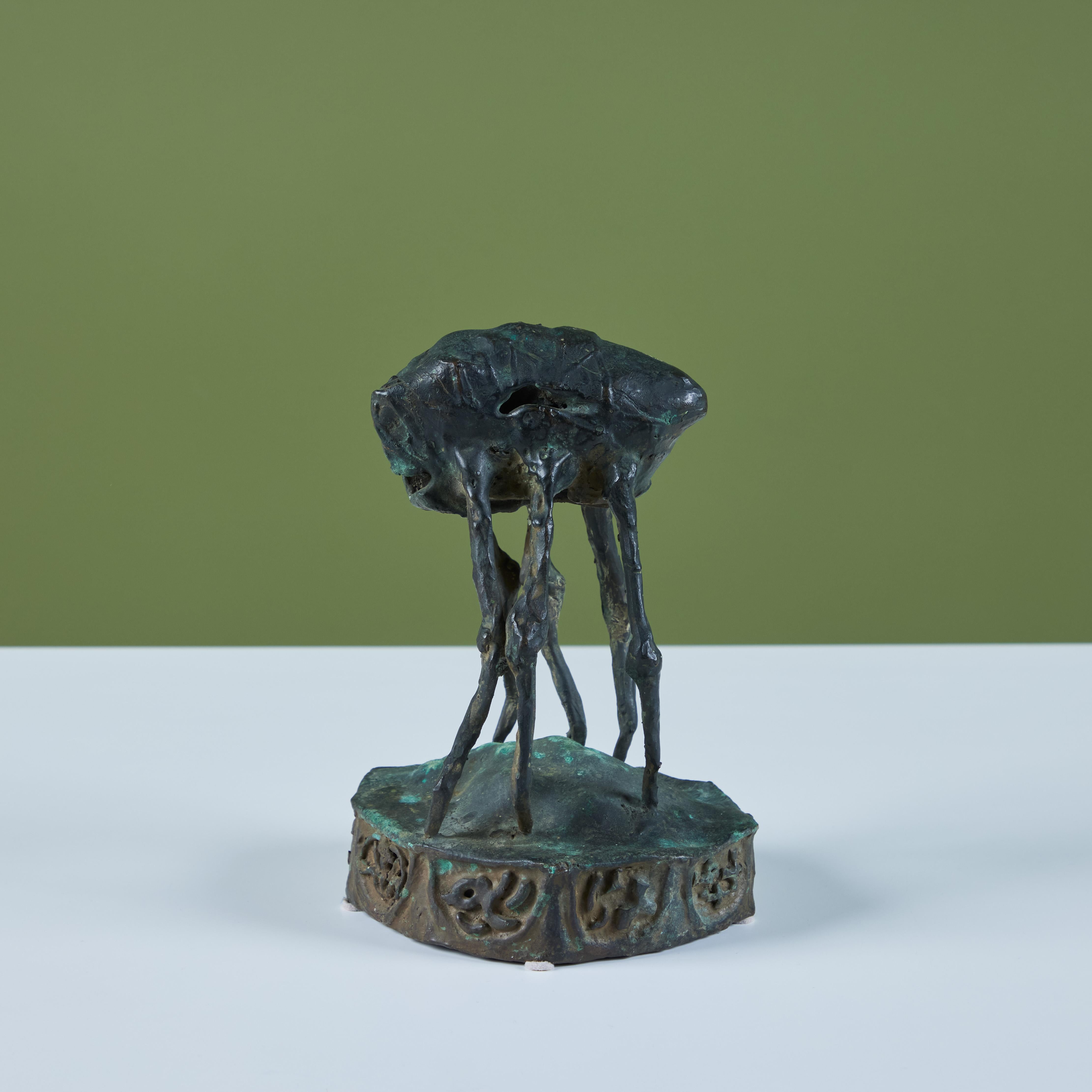 Skulptur „Sand Flea“ aus Bronzeguss von J. Dale M'Hall (Gegossen) im Angebot
