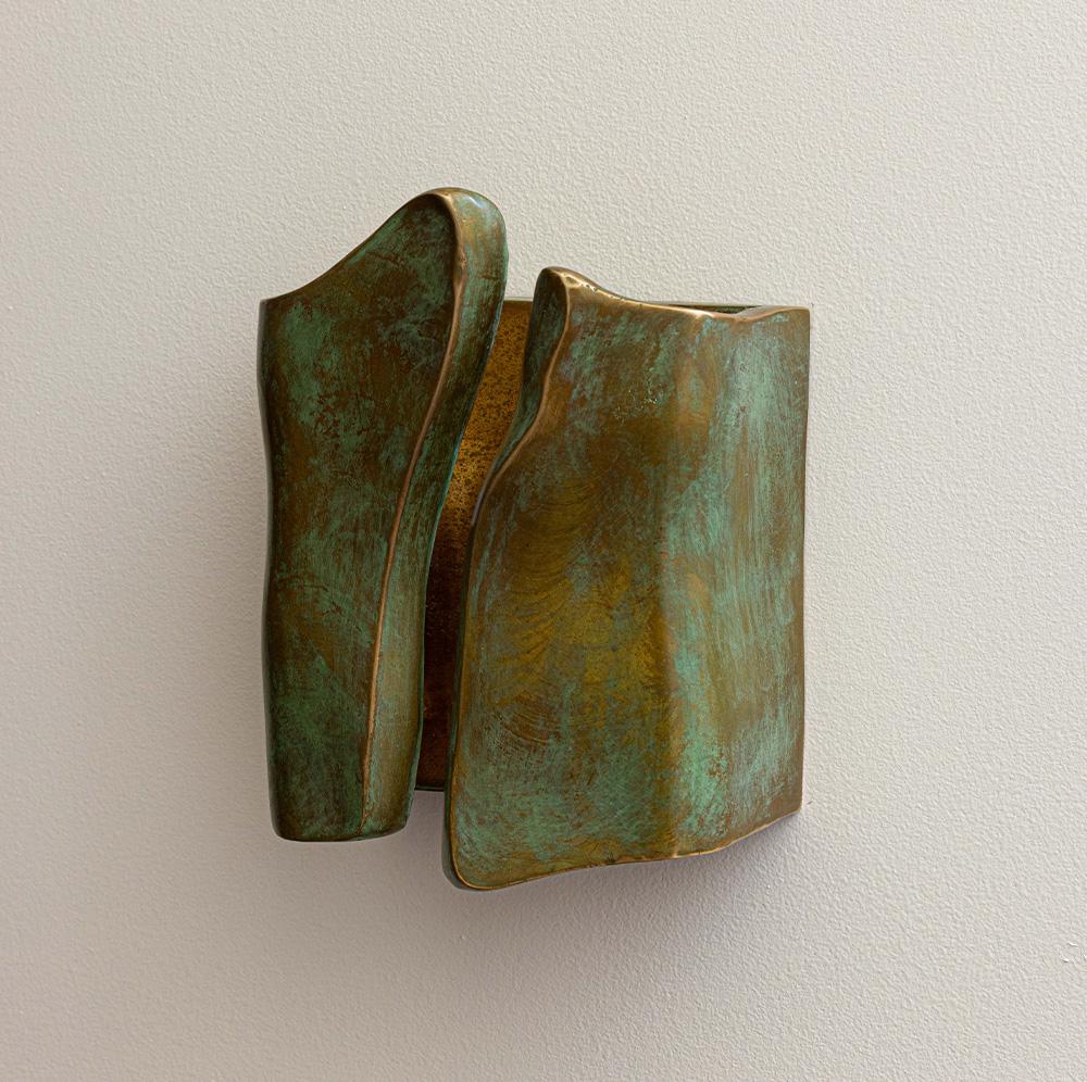 Inspirée par l'importance du lys calla dans la culture mexicaine, cette collection allie la force audacieuse du bronze moulé à des courbes sculptées et fluides qui font écho à la forme de la fleur. Les designs trouvent un équilibre particulier, où