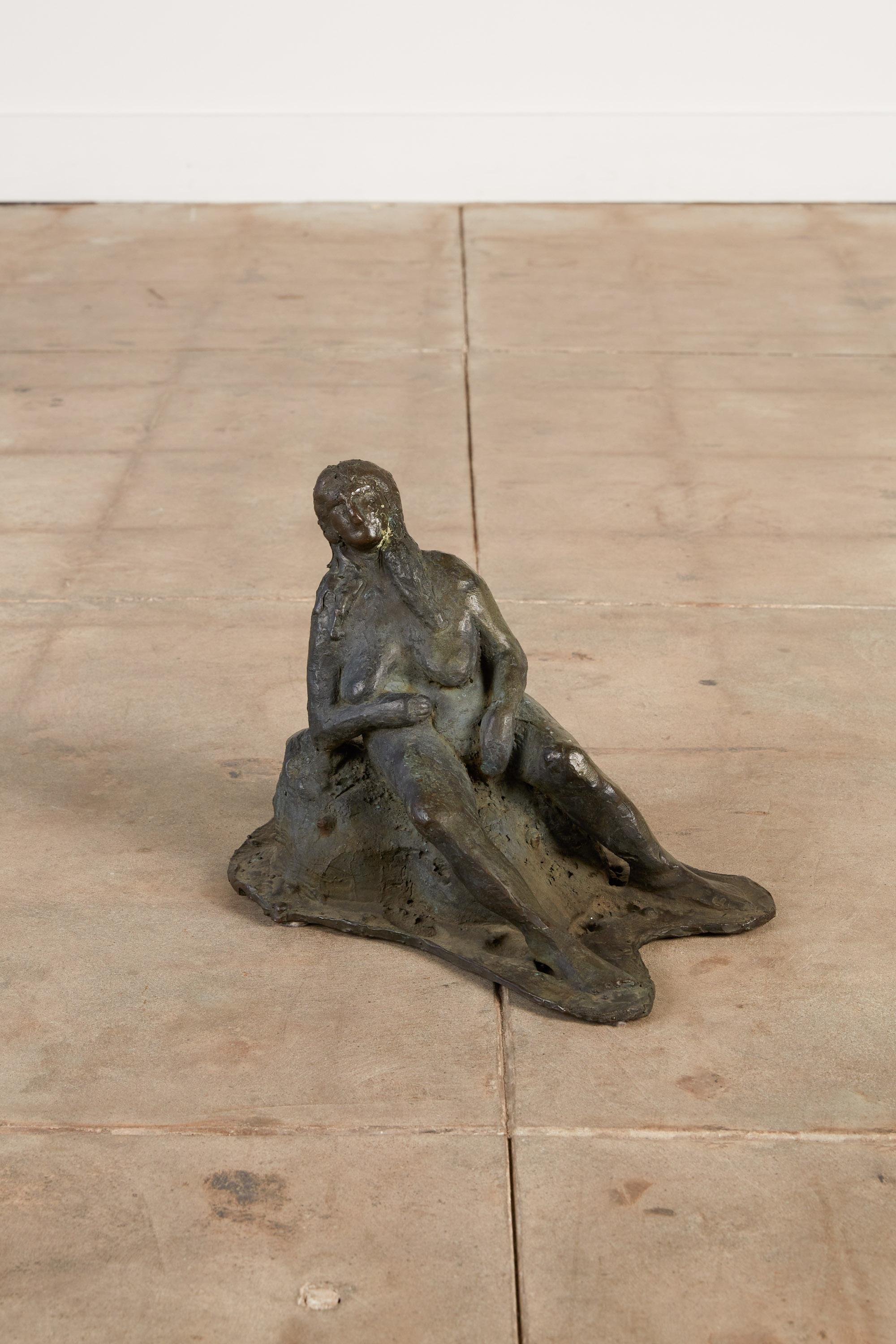 Gegossene Bronzeskulptur einer liegenden Frau (Unbekannt) im Angebot