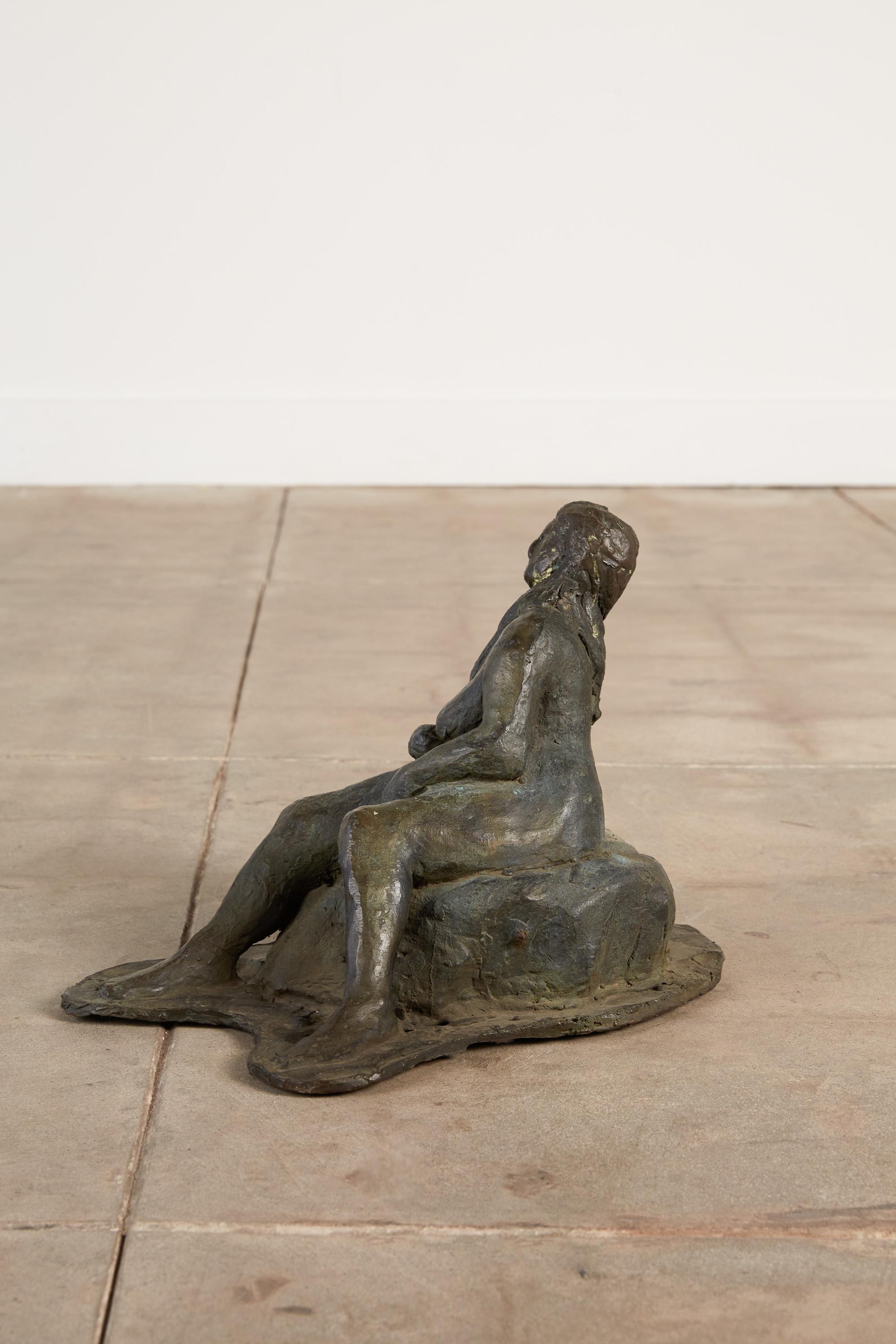 Moderno Scultura in bronzo fuso di donna sdraiata in vendita