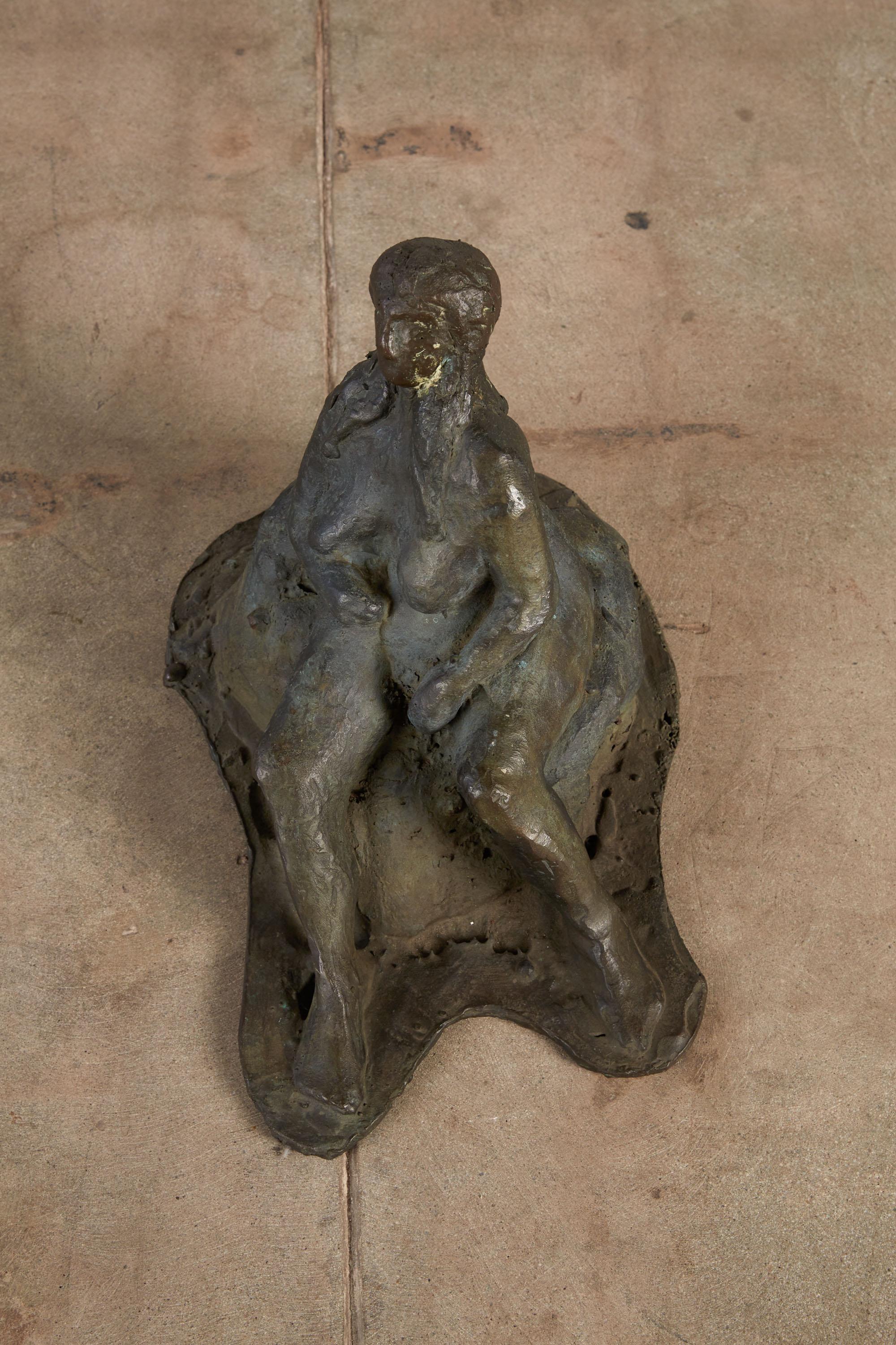 Gegossene Bronzeskulptur einer liegenden Frau im Angebot 2