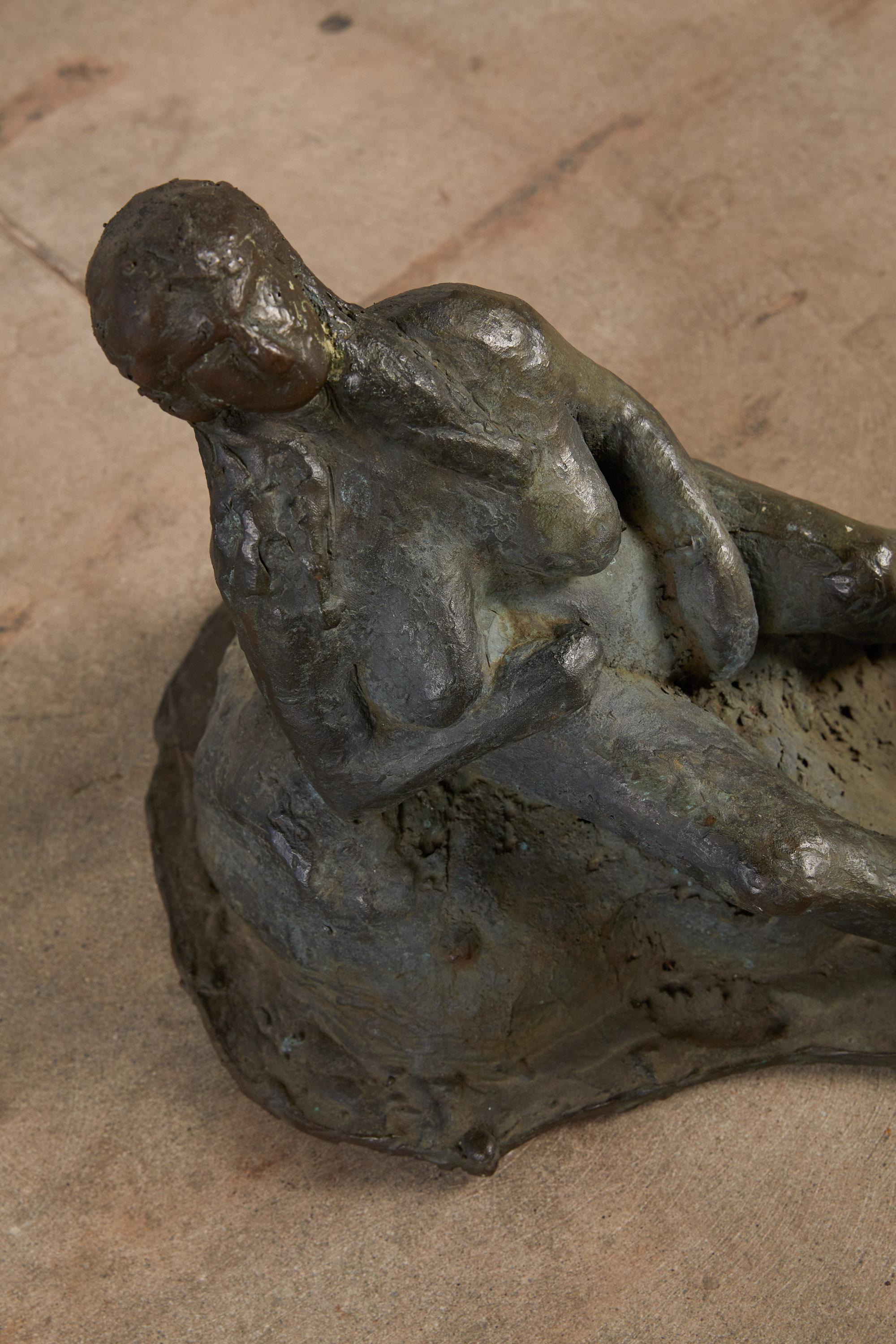 Gegossene Bronzeskulptur einer liegenden Frau im Angebot 3