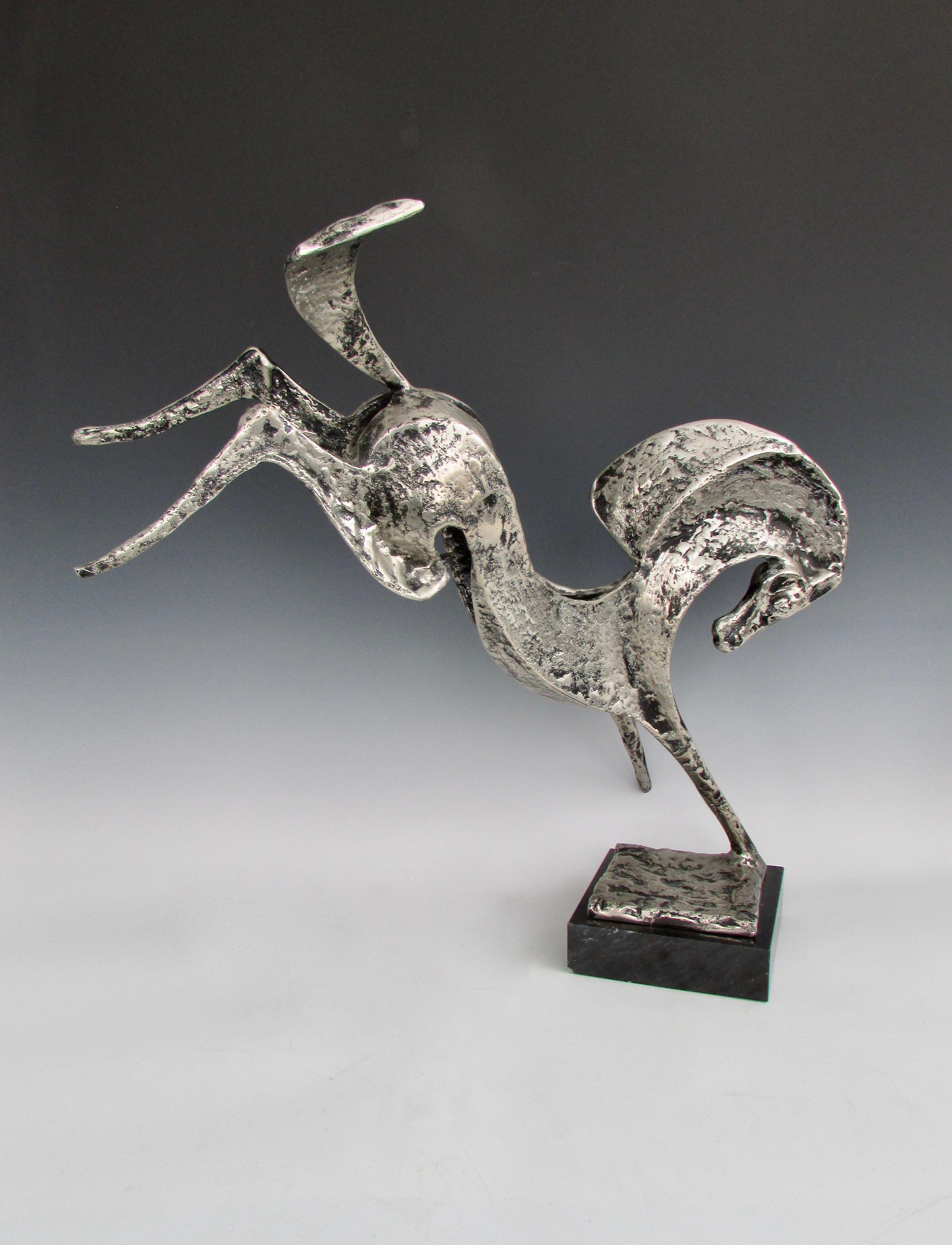 Calco Scultura in bronzo fuso di cavallo stilizzato in fase di allevamento su base di onice in vendita