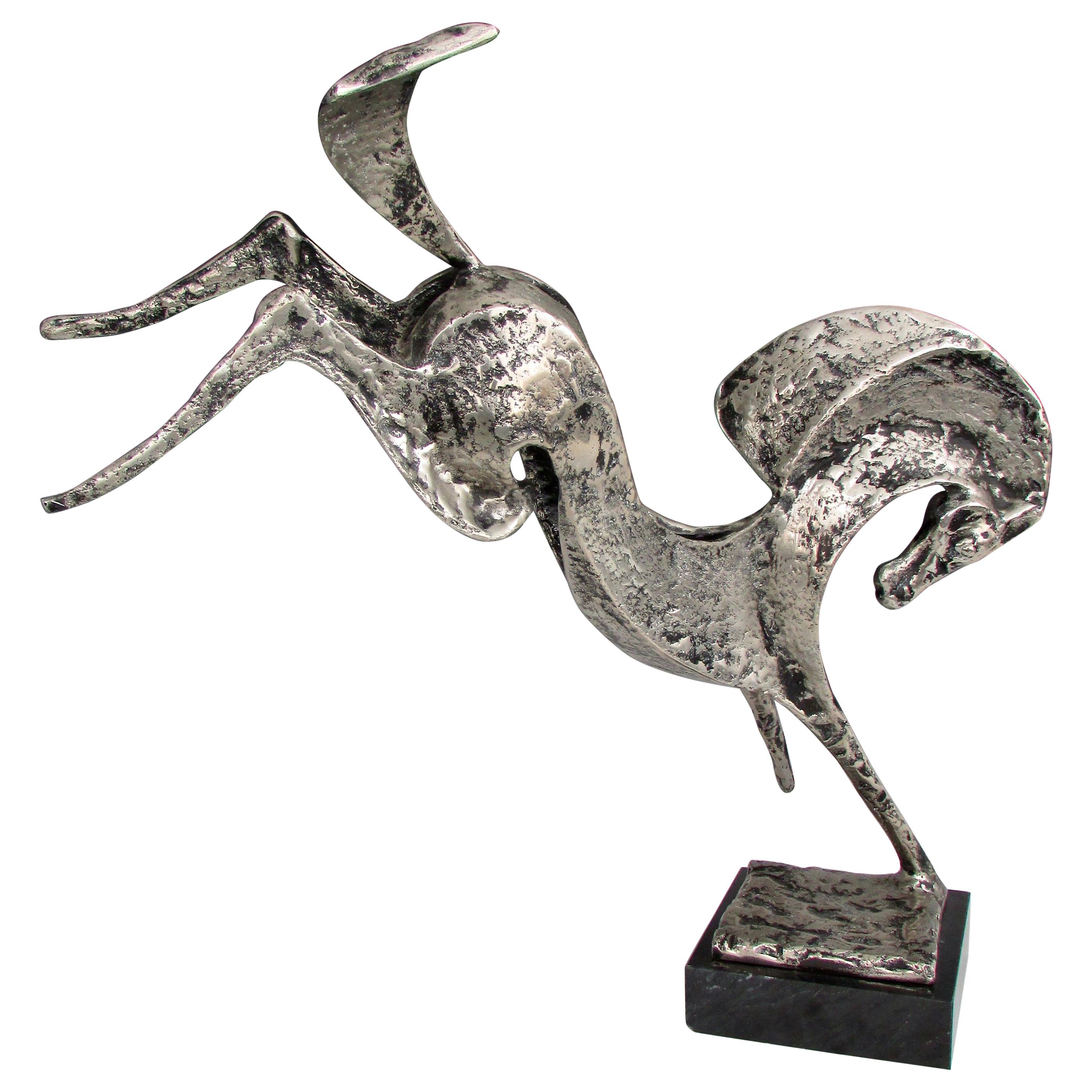 Sculpture en bronze coulé d'un cheval portant un crin stylisé sur socle en onyx