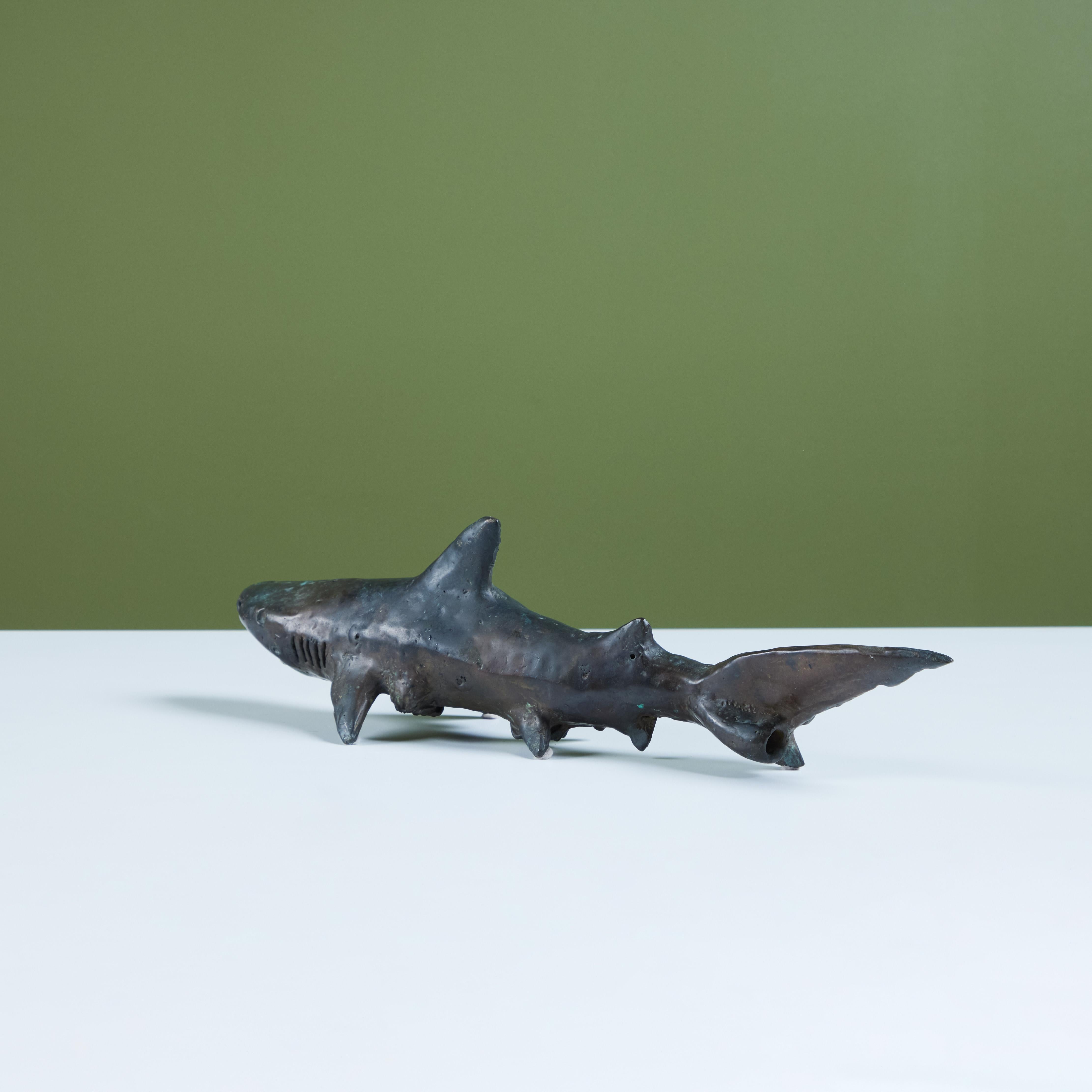 20ième siècle Sculpture de requin en bronze moulé de J. Dale M'Hall en vente