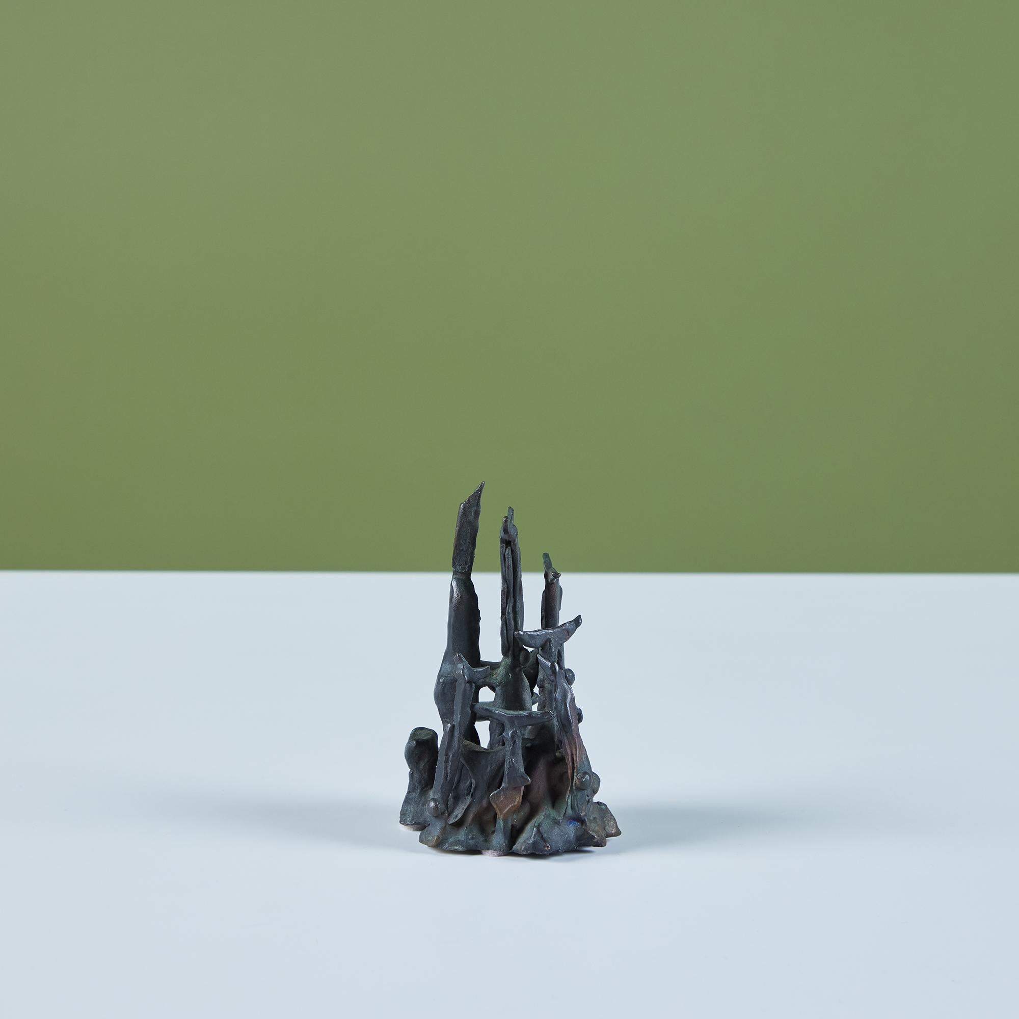 Scultura in bronzo fuso dello scultore americano J. Dale M'Hall con un gruppo di code di squalo. James ha iniziato a scolpire negli anni '60 e nel corso della sua carriera ha lavorato con una varietà di mezzi diversi, ma la scultura in bronzo è il