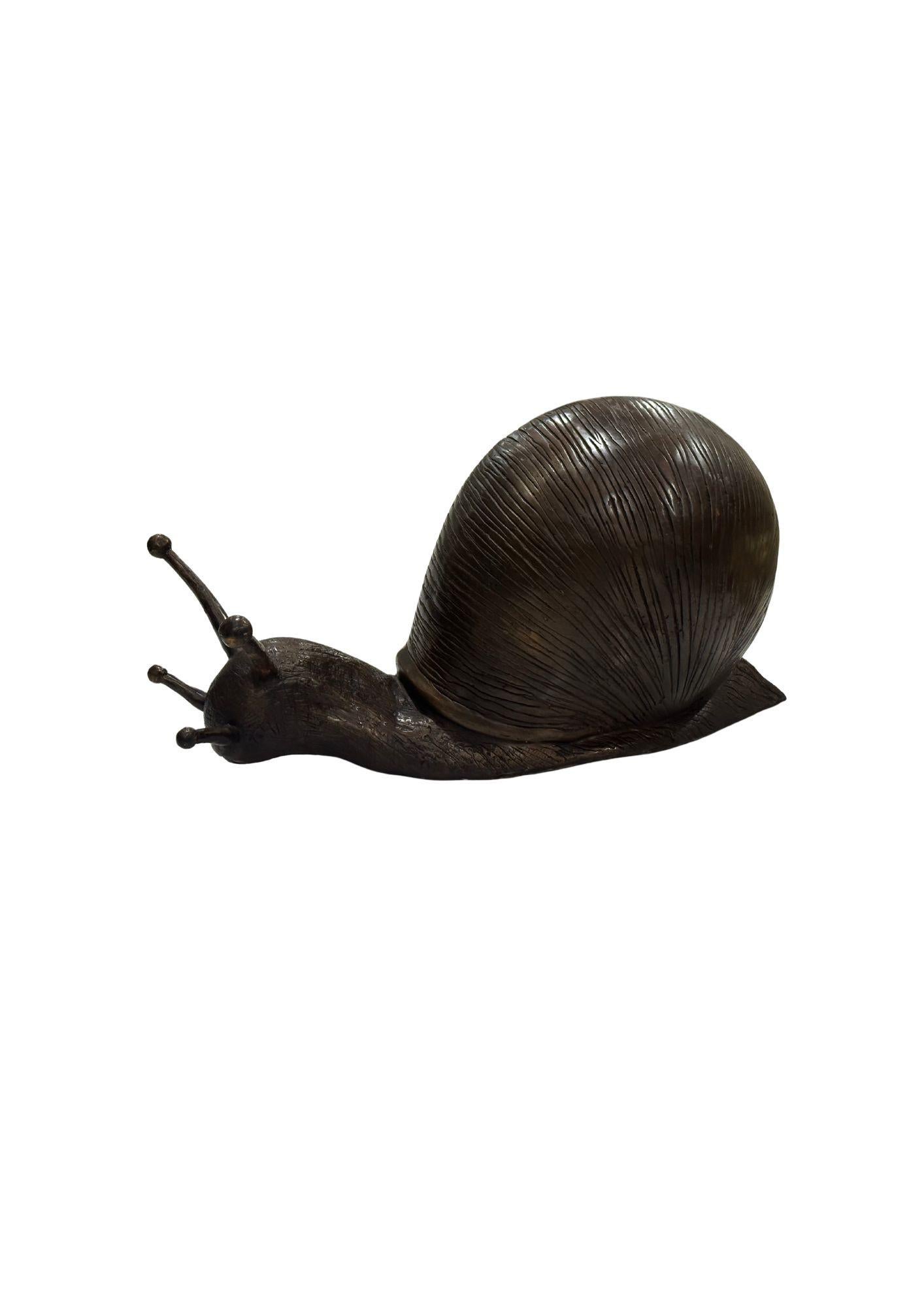 Moderno Scultura di lumaca in bronzo fuso in vendita