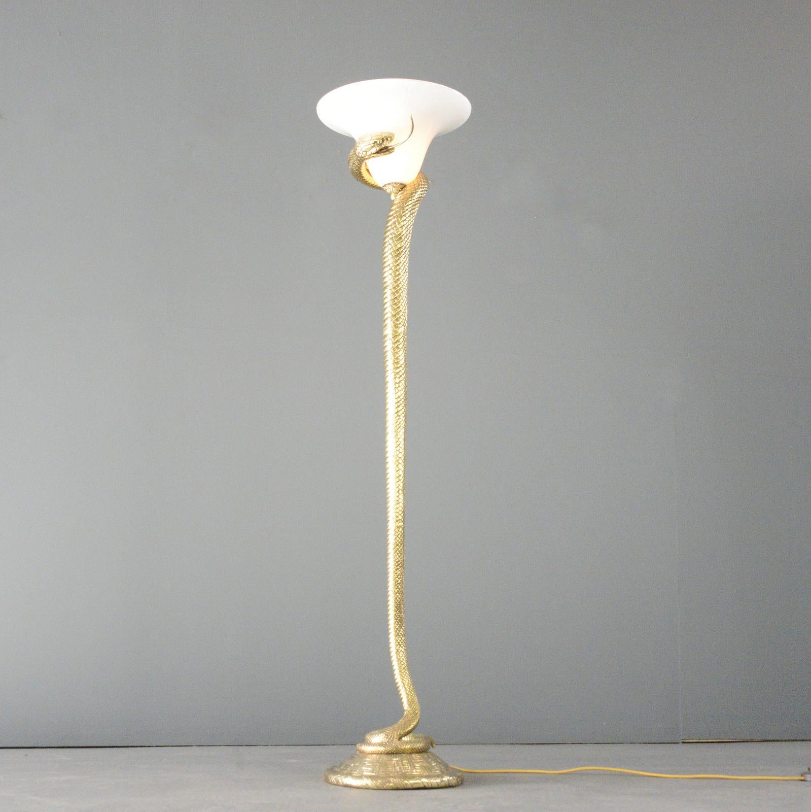 Lampada da terra a forma di serpente in bronzo fuso di Edgar Brandt

- Pesante supporto in bronzo fuso
- Paralume in vetro opalino con texture che ricorda le squame di un serpente.
- Interruttore a pedale originale
- Contiene 1 lampadina E27
-