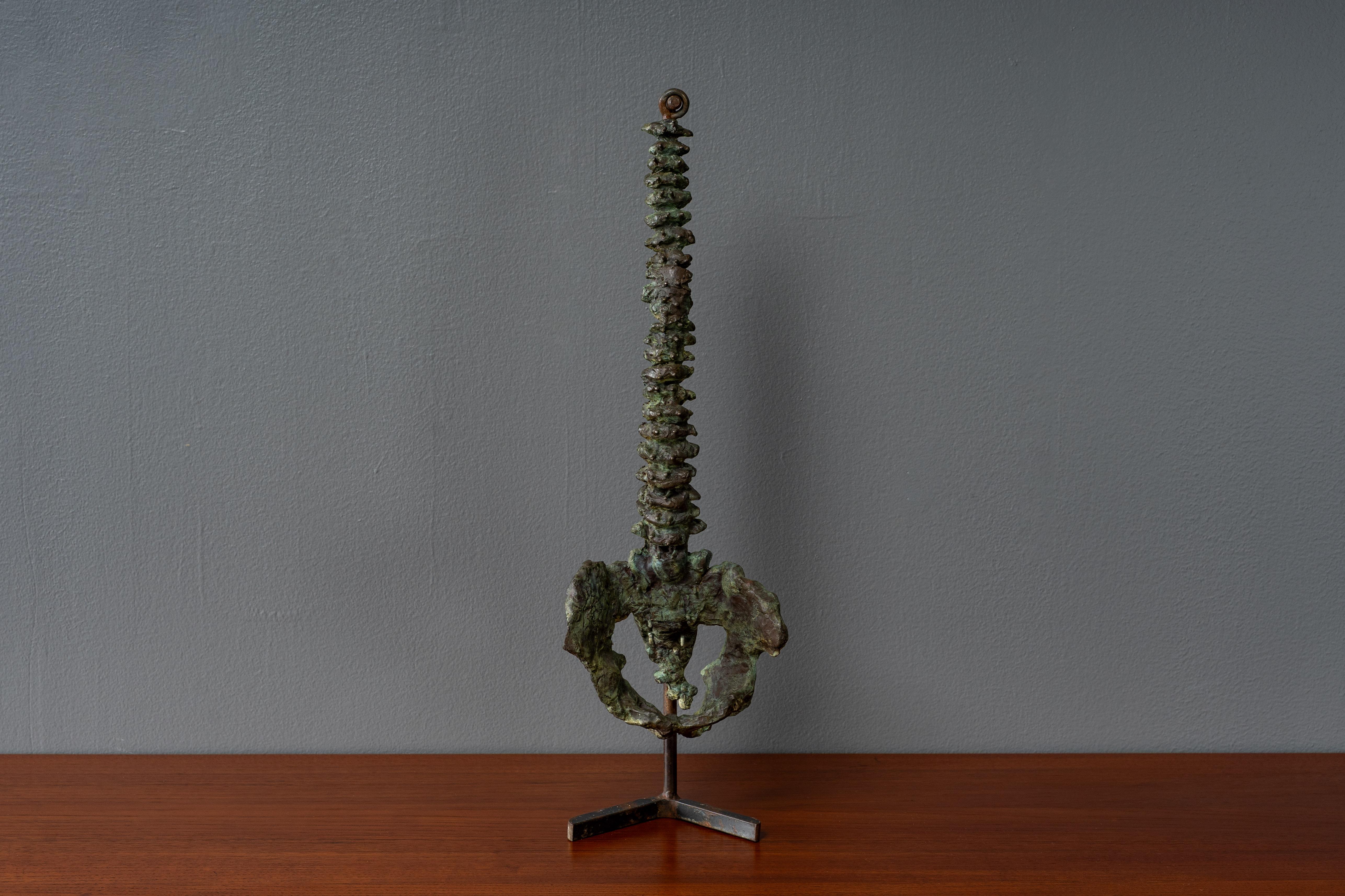 EEUU, hacia la década de 1970. Escultura de bronce de una columna vertebral humana con huesos pélvicos, finamente fundida y elaborada. Anónimo y sin firmar, está magistralmente ejecutado con precisión anatómica y clara intensidad emocional. Algo en