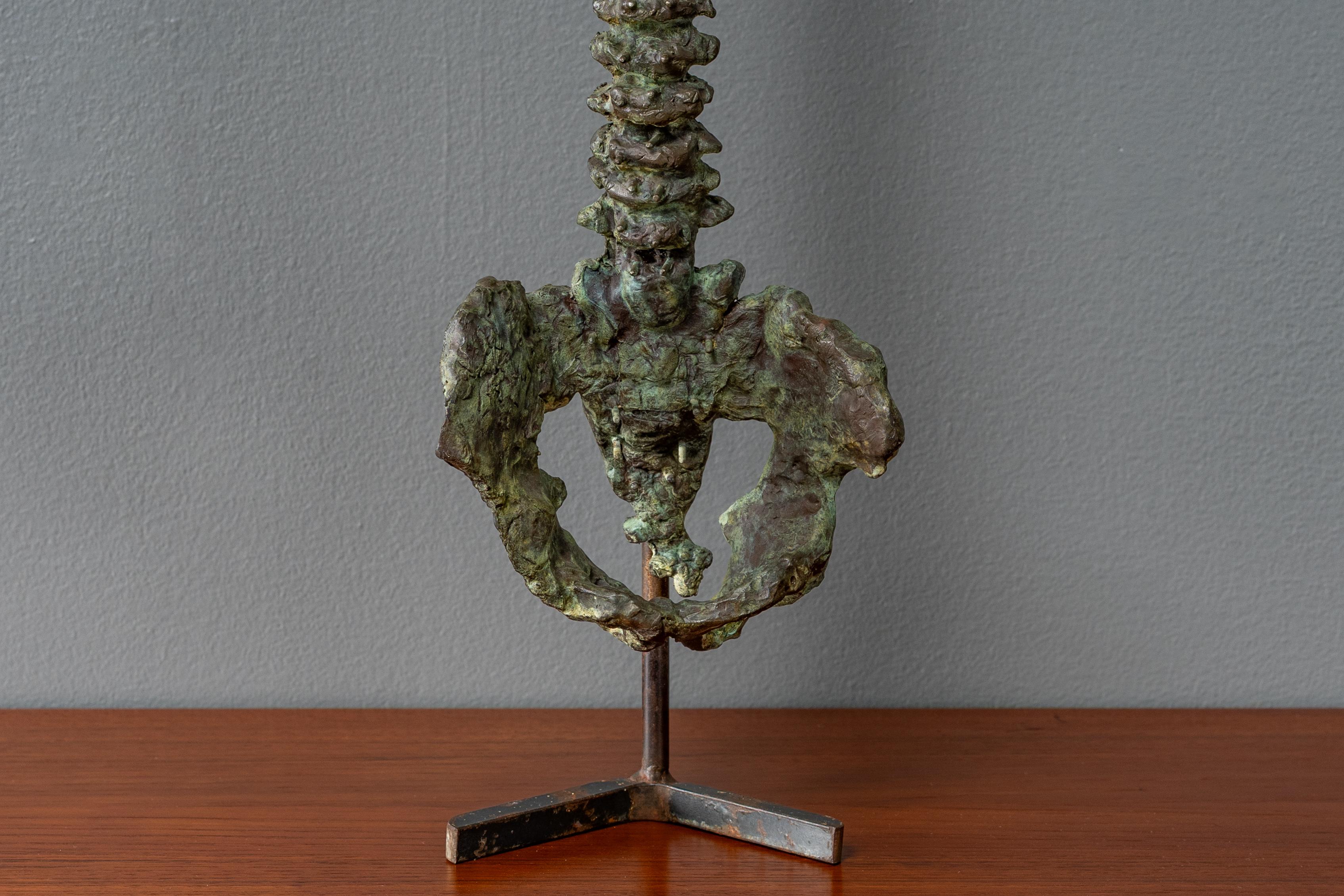 Escultura de bronce fundido para la columna vertebral Moderno de mediados de siglo en venta