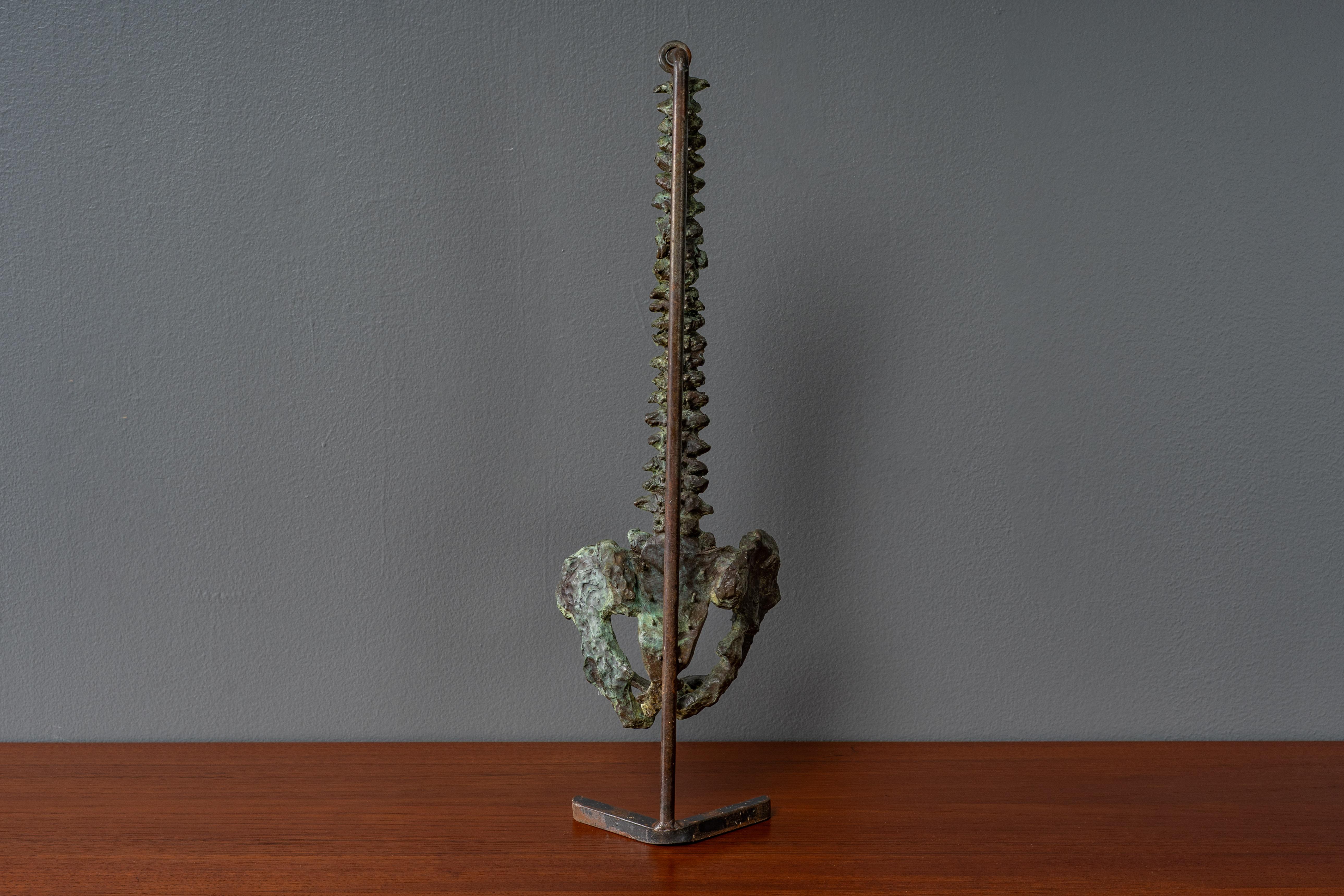 Escultura de bronce fundido para la columna vertebral en Bueno estado para la venta en Cambridge, US
