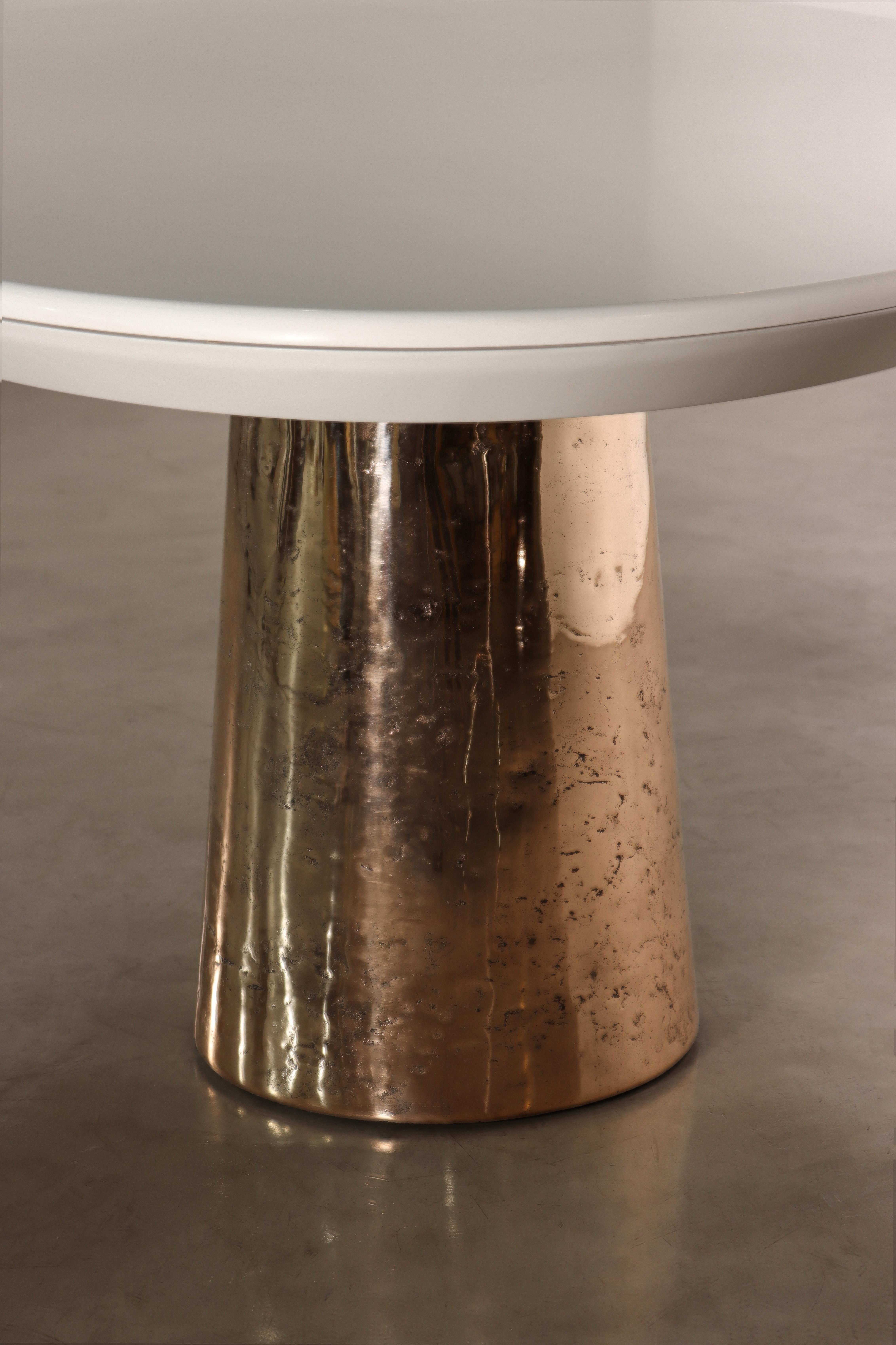Ovaler Esstisch aus Bronzeguss und lackiertem zwei Sockeln mit Quarzplatte, Benone im Angebot 8
