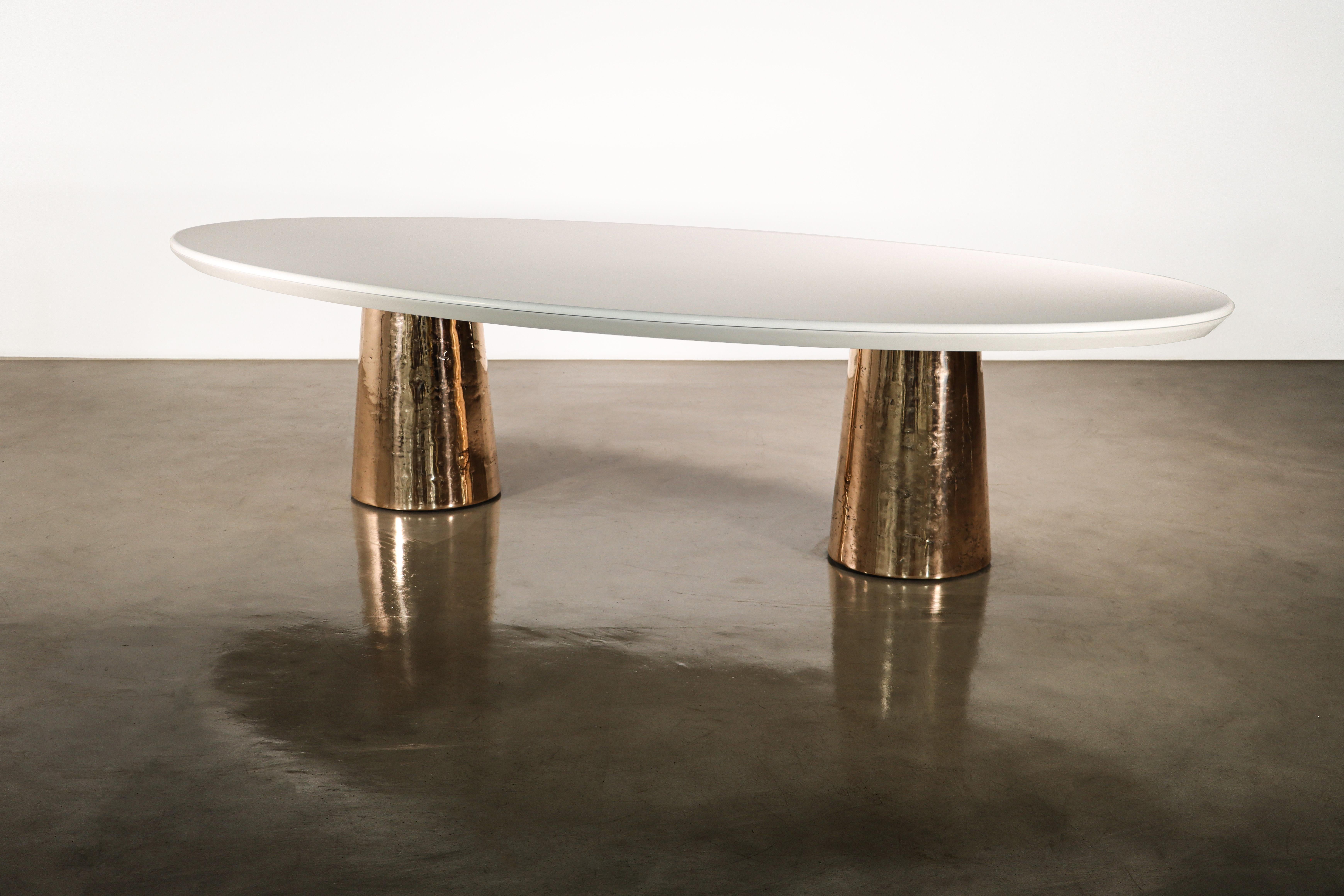 Ovaler Esstisch aus Bronzeguss und lackiertem zwei Sockeln mit Quarzplatte, Benone (Moderne) im Angebot