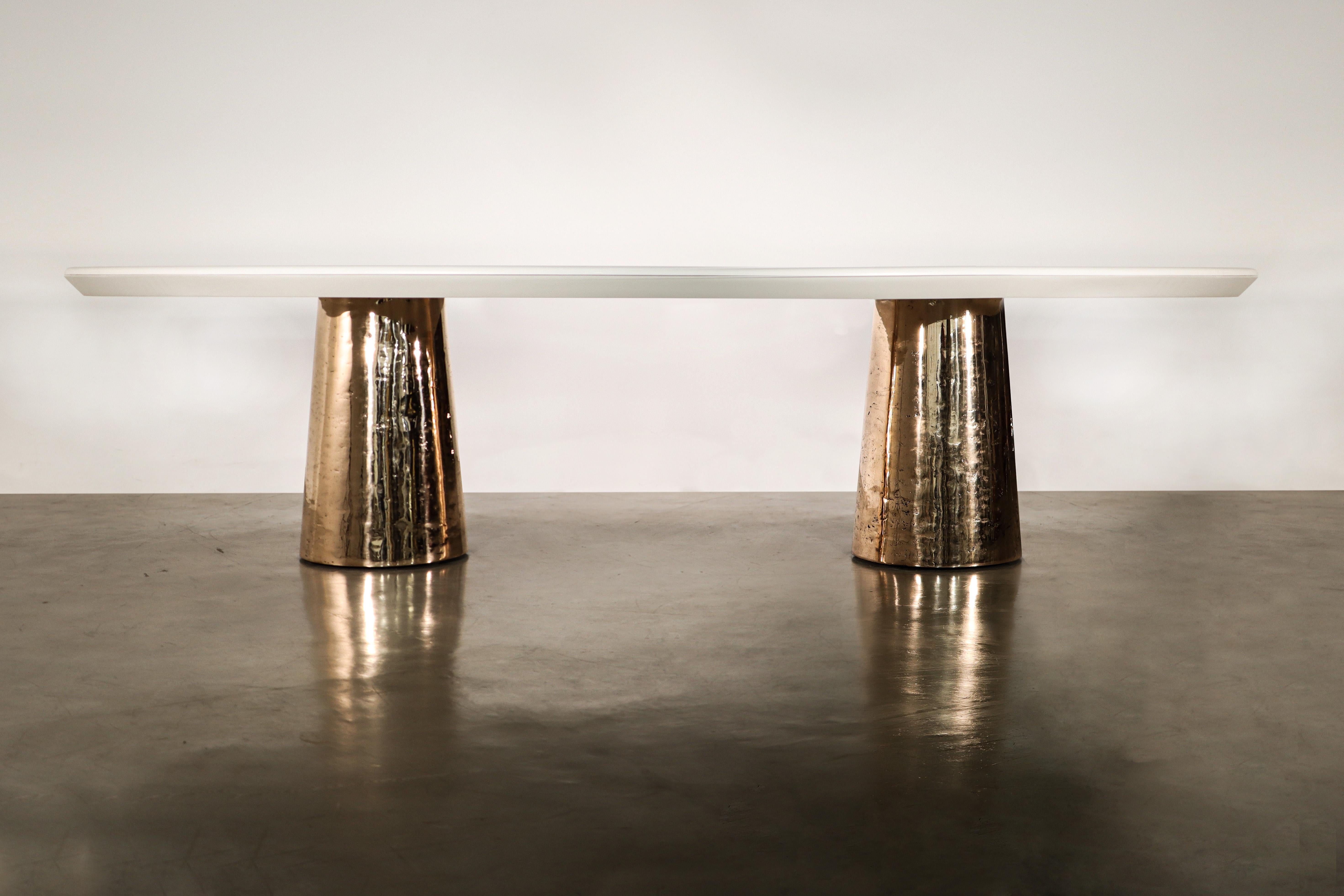 Ovaler Esstisch aus Bronzeguss und lackiertem zwei Sockeln mit Quarzplatte, Benone (Argentinisch) im Angebot
