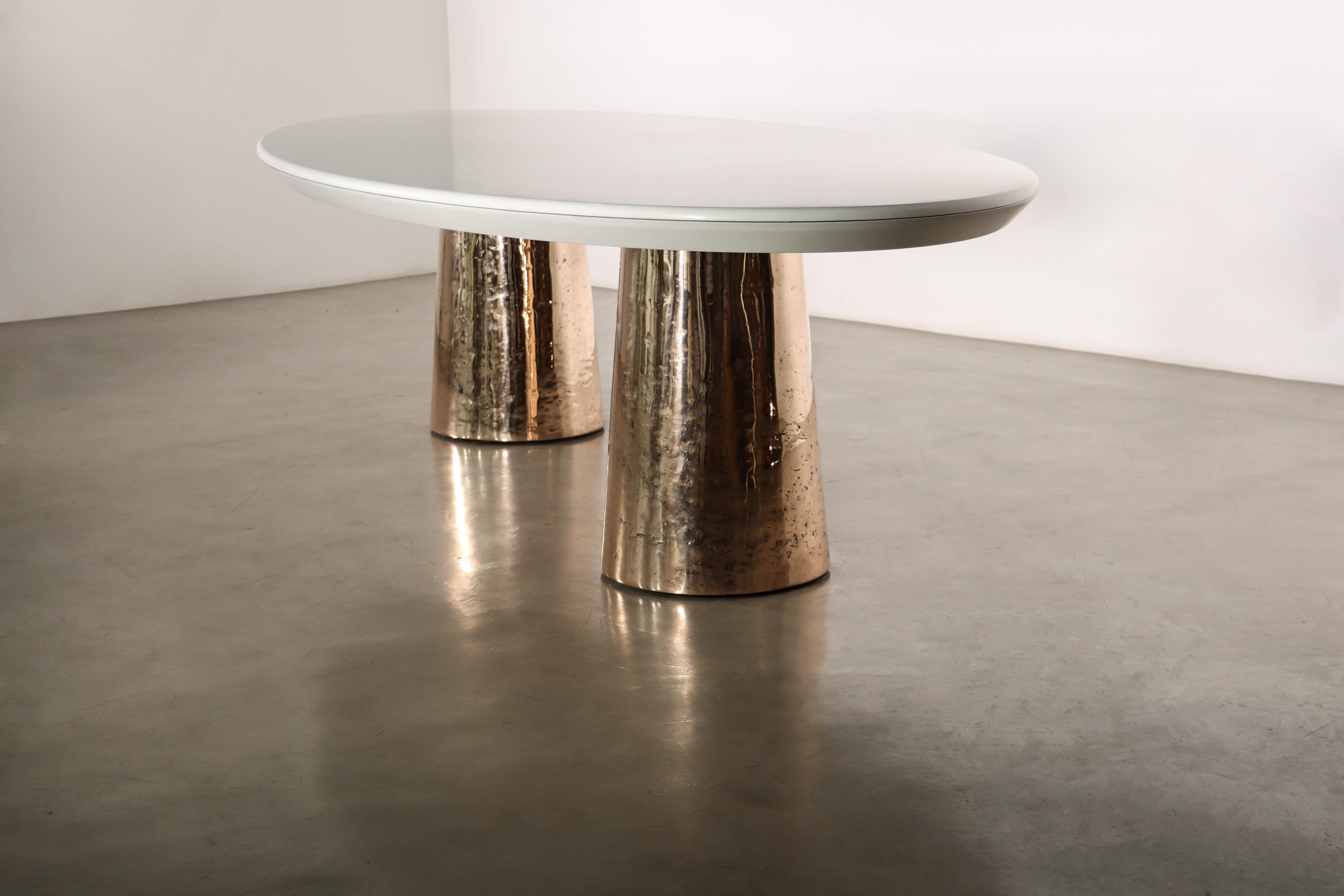 Ovaler Esstisch aus Bronzeguss und lackiertem zwei Sockeln mit Quarzplatte, Benone (Gegossen) im Angebot